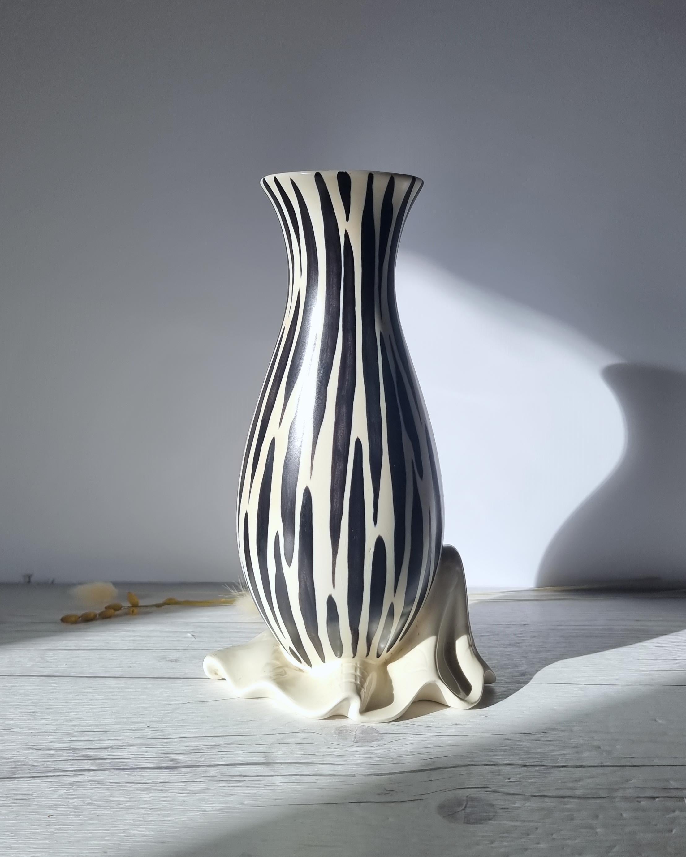 Albert Hallam pour Beswick, vase moderniste à décor à rayures zébrées de la série Zebrette en vente 4