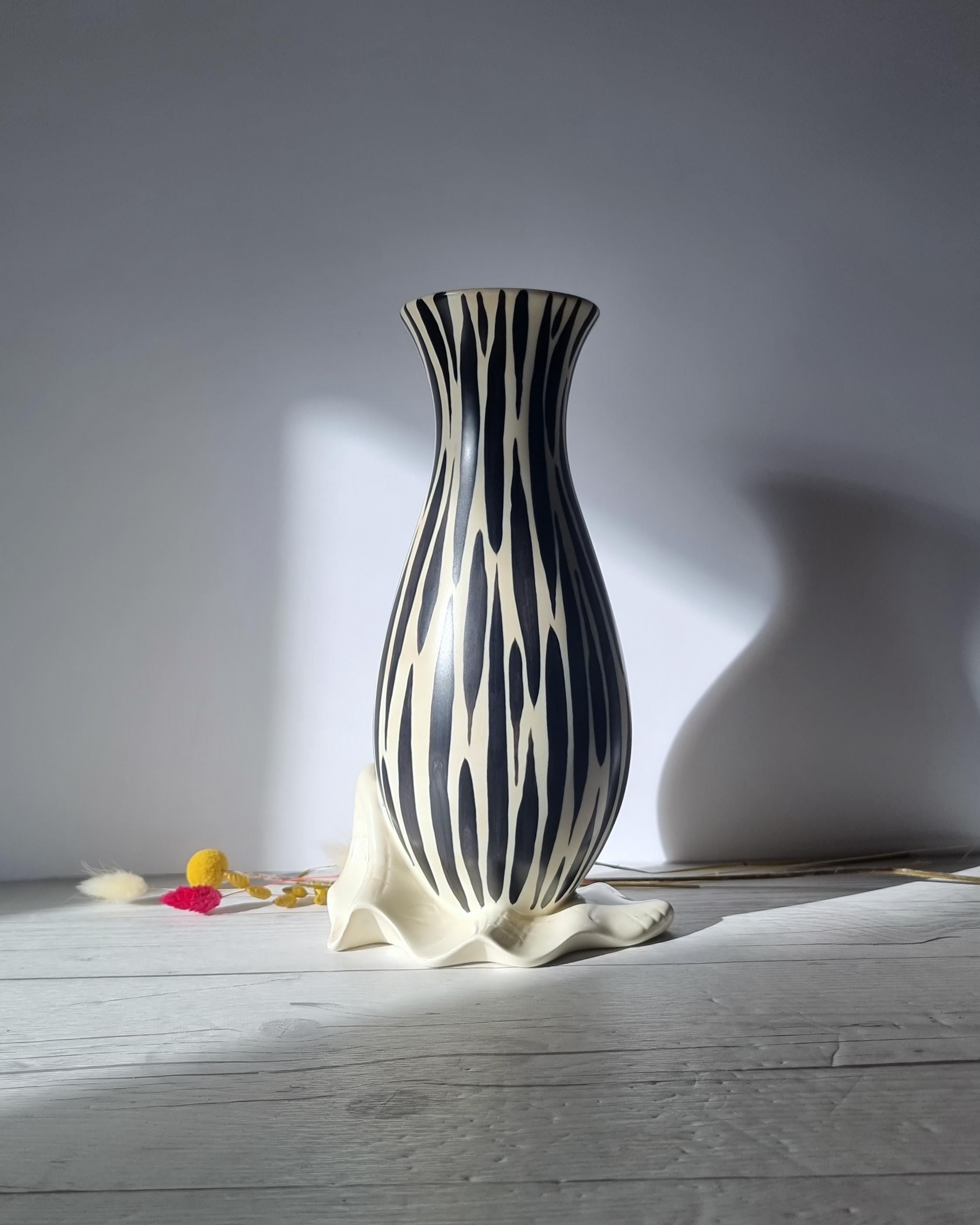 Britannique Albert Hallam pour Beswick, vase moderniste à décor à rayures zébrées de la série Zebrette en vente
