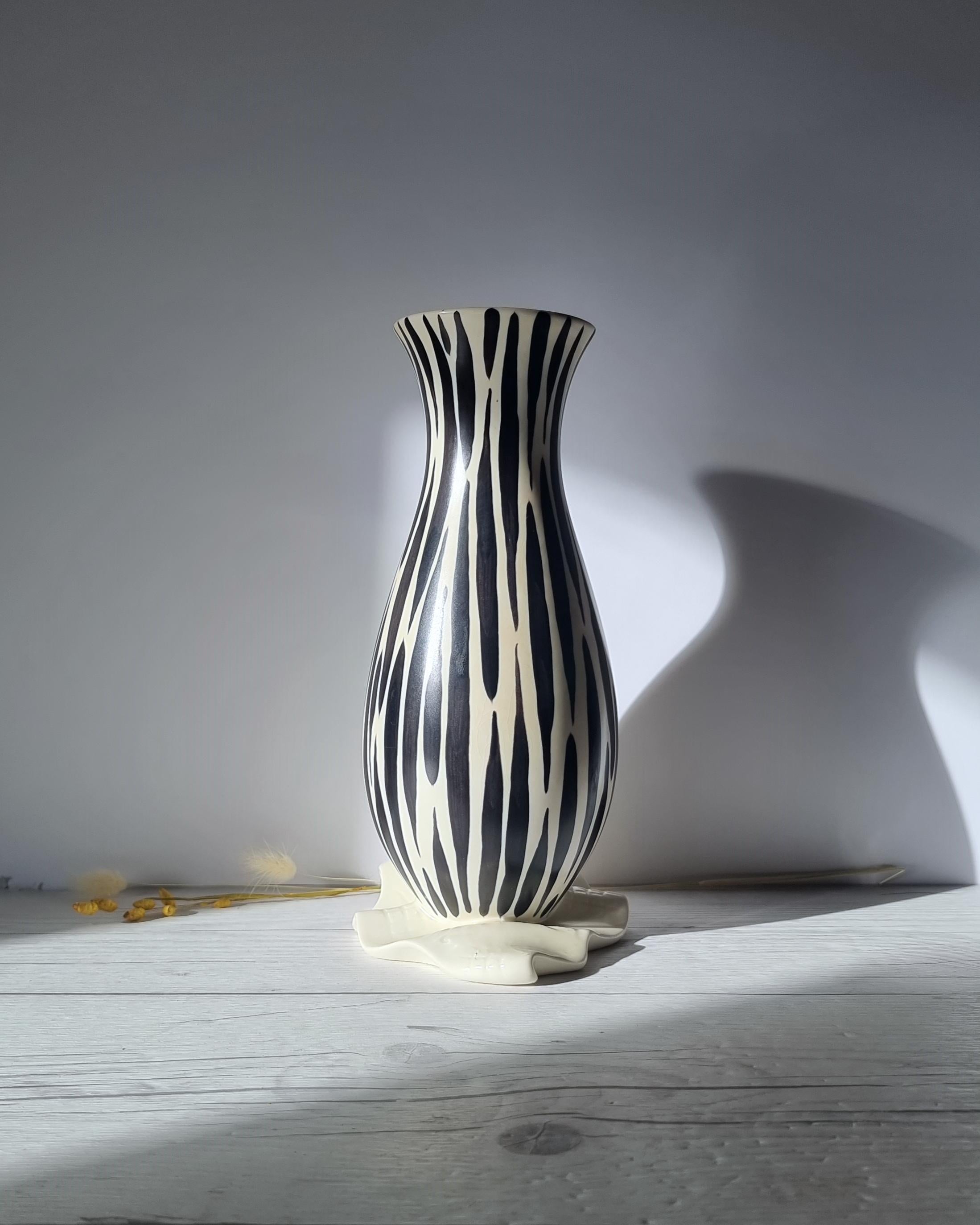 Vernissé Albert Hallam pour Beswick, vase moderniste à décor à rayures zébrées de la série Zebrette en vente