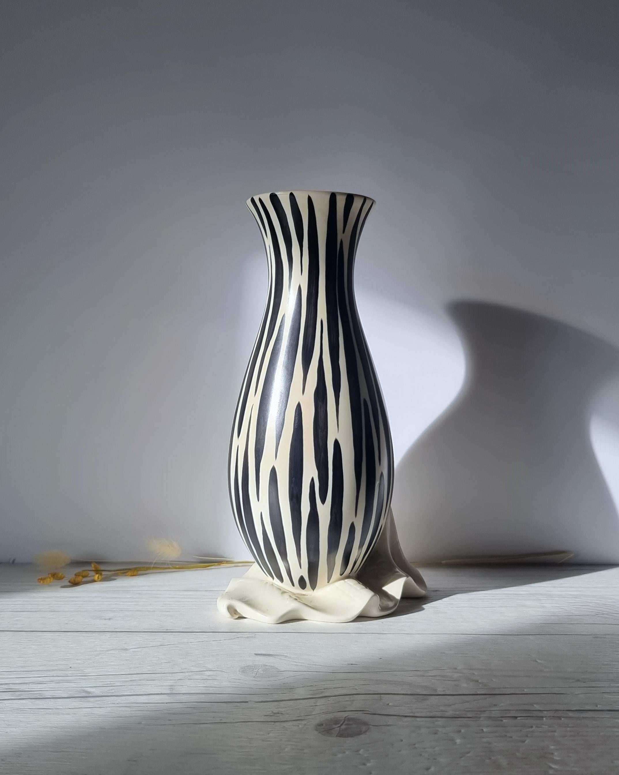 Albert Hallam pour Beswick, vase moderniste à décor à rayures zébrées de la série Zebrette Bon état - En vente à Frome, GB