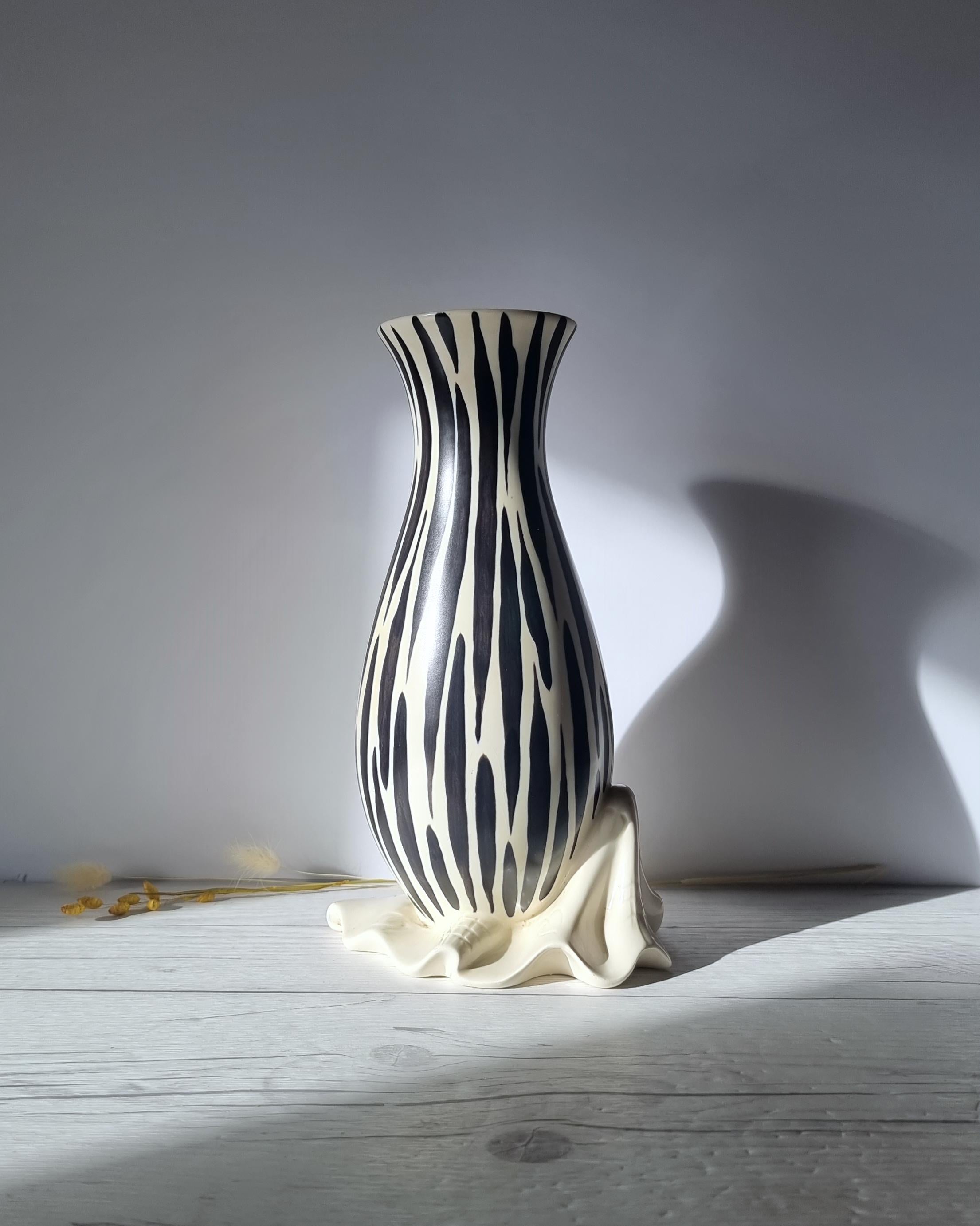 Milieu du XXe siècle Albert Hallam pour Beswick, vase moderniste à décor à rayures zébrées de la série Zebrette en vente