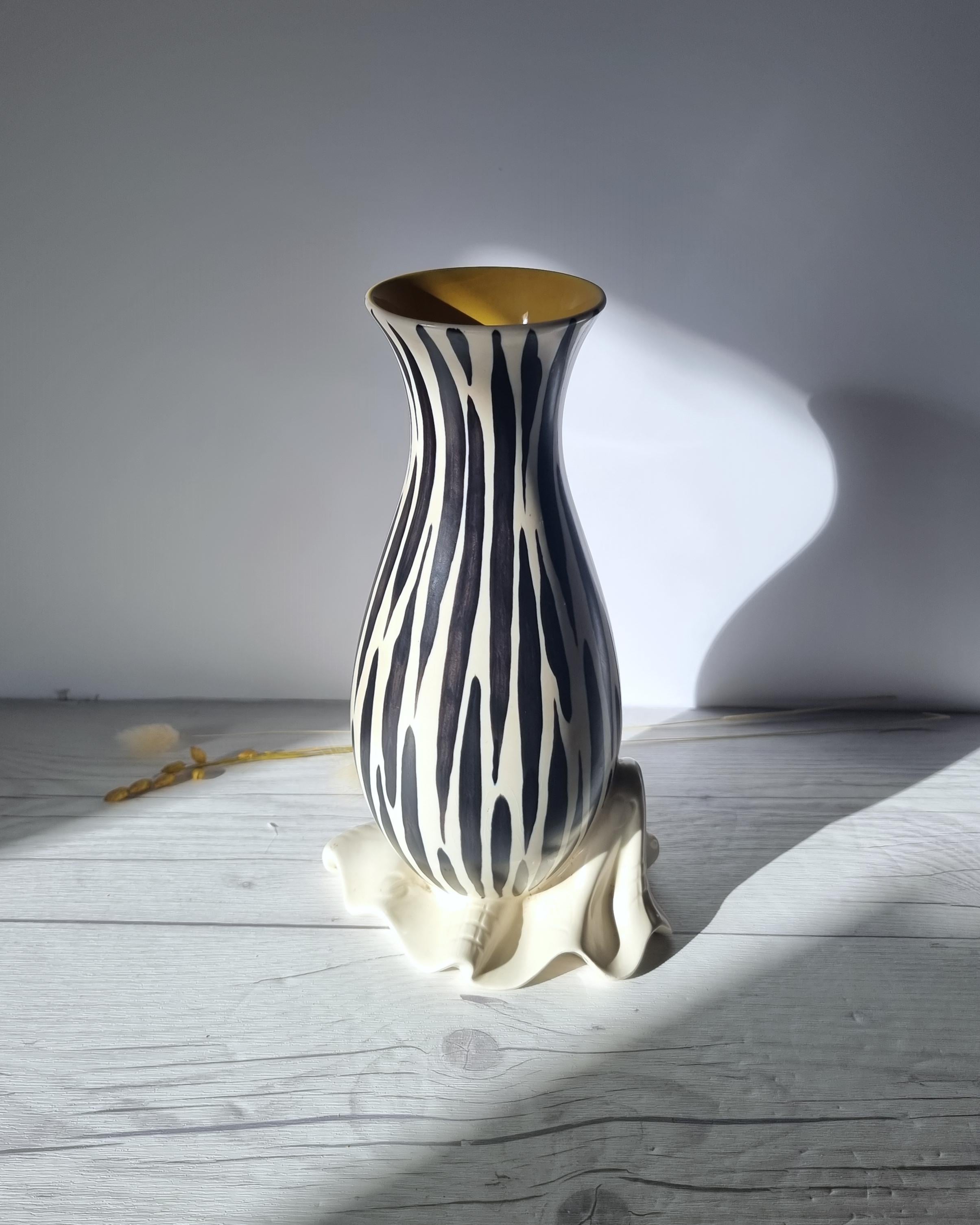 Céramique Albert Hallam pour Beswick, vase moderniste à décor à rayures zébrées de la série Zebrette en vente