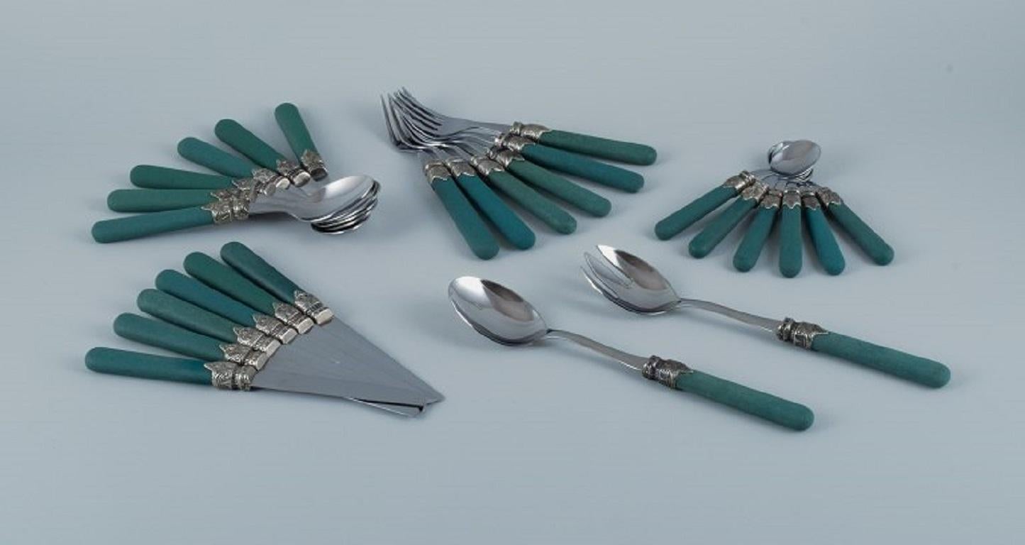 Albert, Italy.
Dinner cutlery consisting of 26 pieces.
Six knives, six forks, six spoons, six teaspoons and salad cutlery.
Approx. 1960s.
In perfect condition.
Marked.
Dimensions large salad spoon: L 25.0 cm.
Teaspoon: L 15.0 cm.