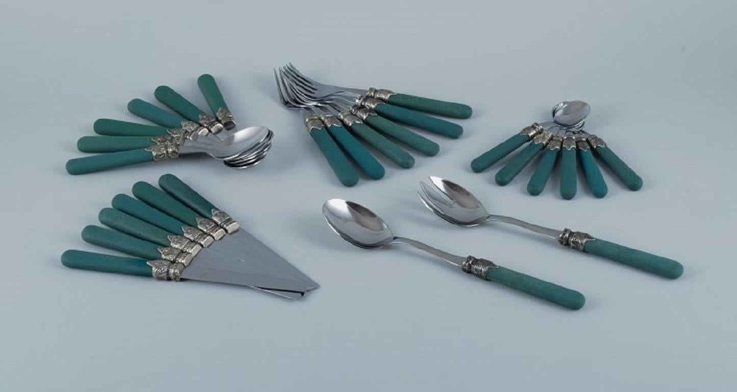 Albert, Italie.
Couverts de table composés de 26 pièces.
Six couteaux, six fourchettes, six cuillères, six cuillères à café et des couverts à salade.
Environ les années 1960.
En parfait état.
Marqué.
Dimensions grande cuillère à salade : L 25,0