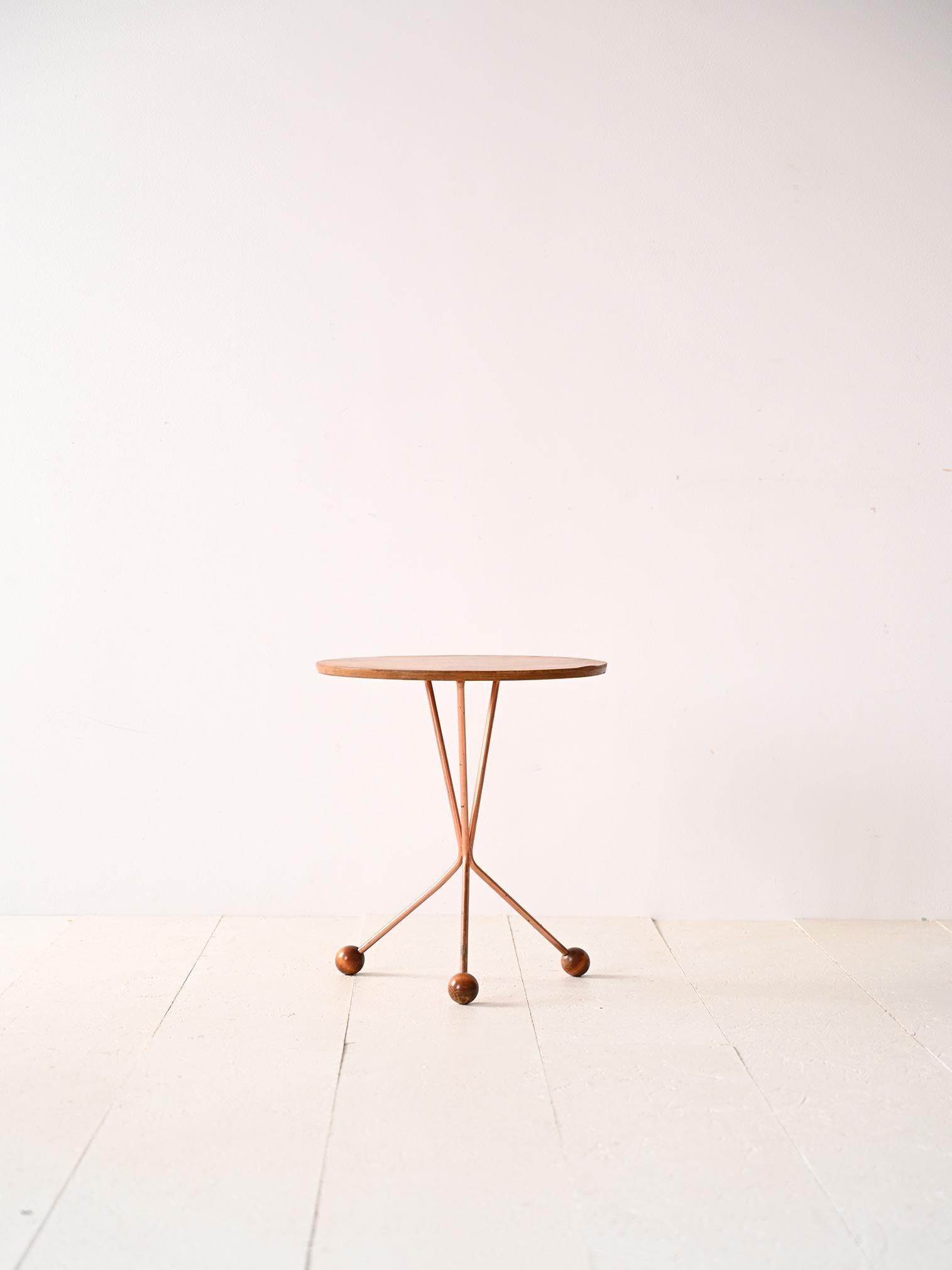 Table basse suédoise conçue par Albert Larsson pour la société Timbro.

Le design original présente un plateau rond et des pieds en métal avec des pieds sphériques en bois de teck.
Une pièce de modernisme au goût nordique qui saura caractériser la