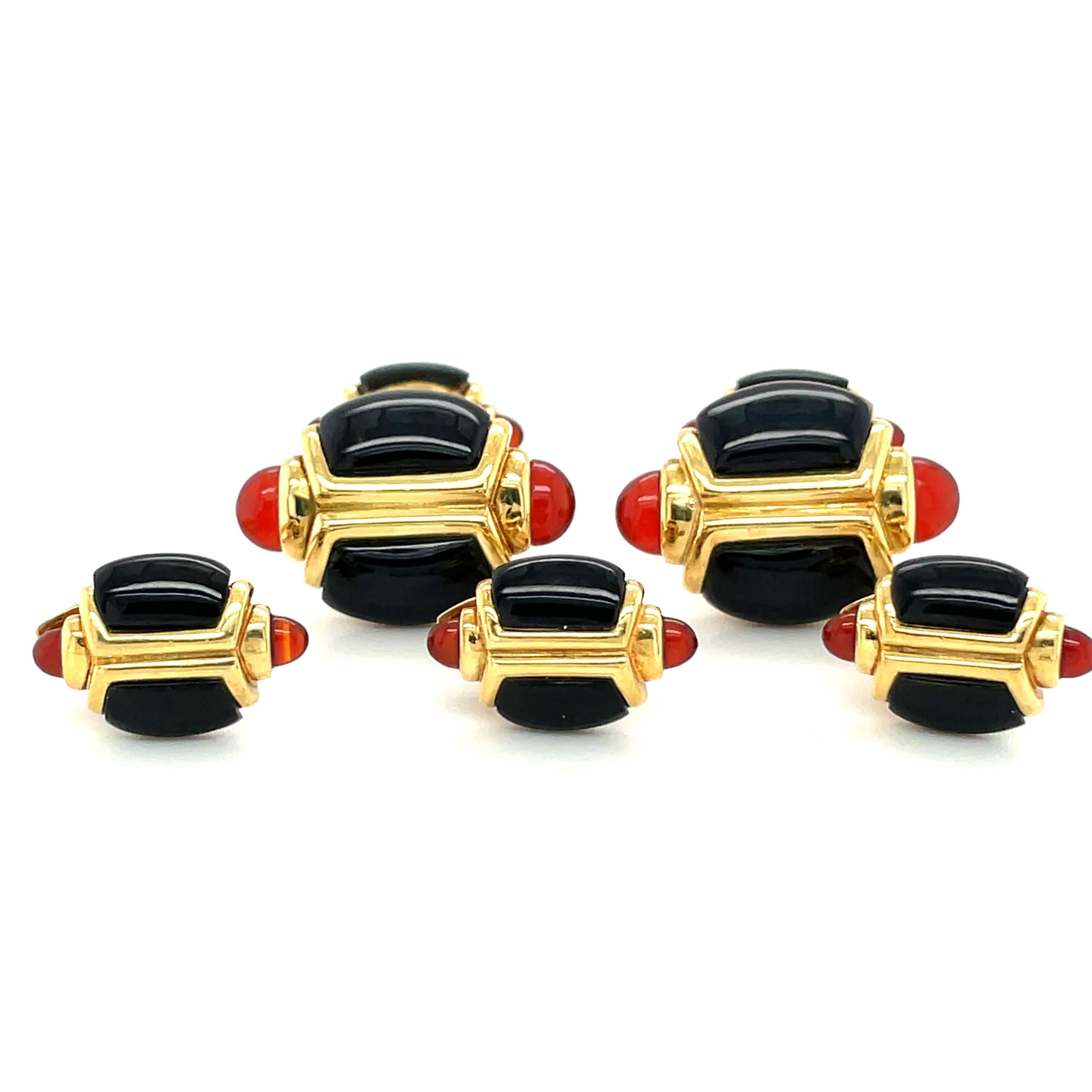 A very elegant dress set designed in 18 karat yellow gold. The wing back cuff links are oval shaped ,inlaid with black onyx and cabochon carnelian tips. The 3 studs have the same motif.
Stamped 18K with the makers mark for Albert Lipten