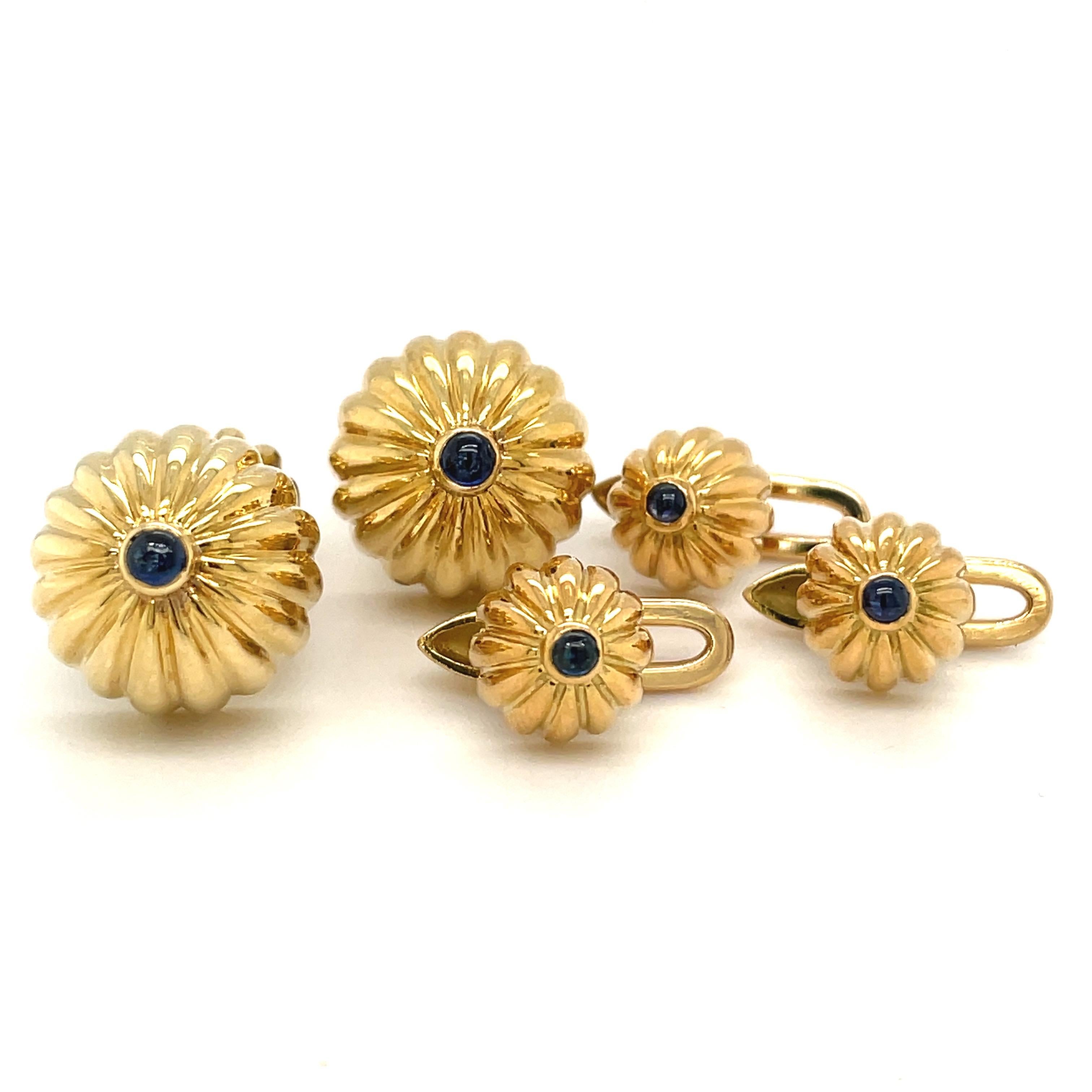 A very elegant dress set designed in 18 karat yellow gold. The bar style cuff links are beautifully fluted and tipped with cabochon blue sapphires. The 3 studs have the same motif.
Stamped 18K with the makers mark for Albert Lipten