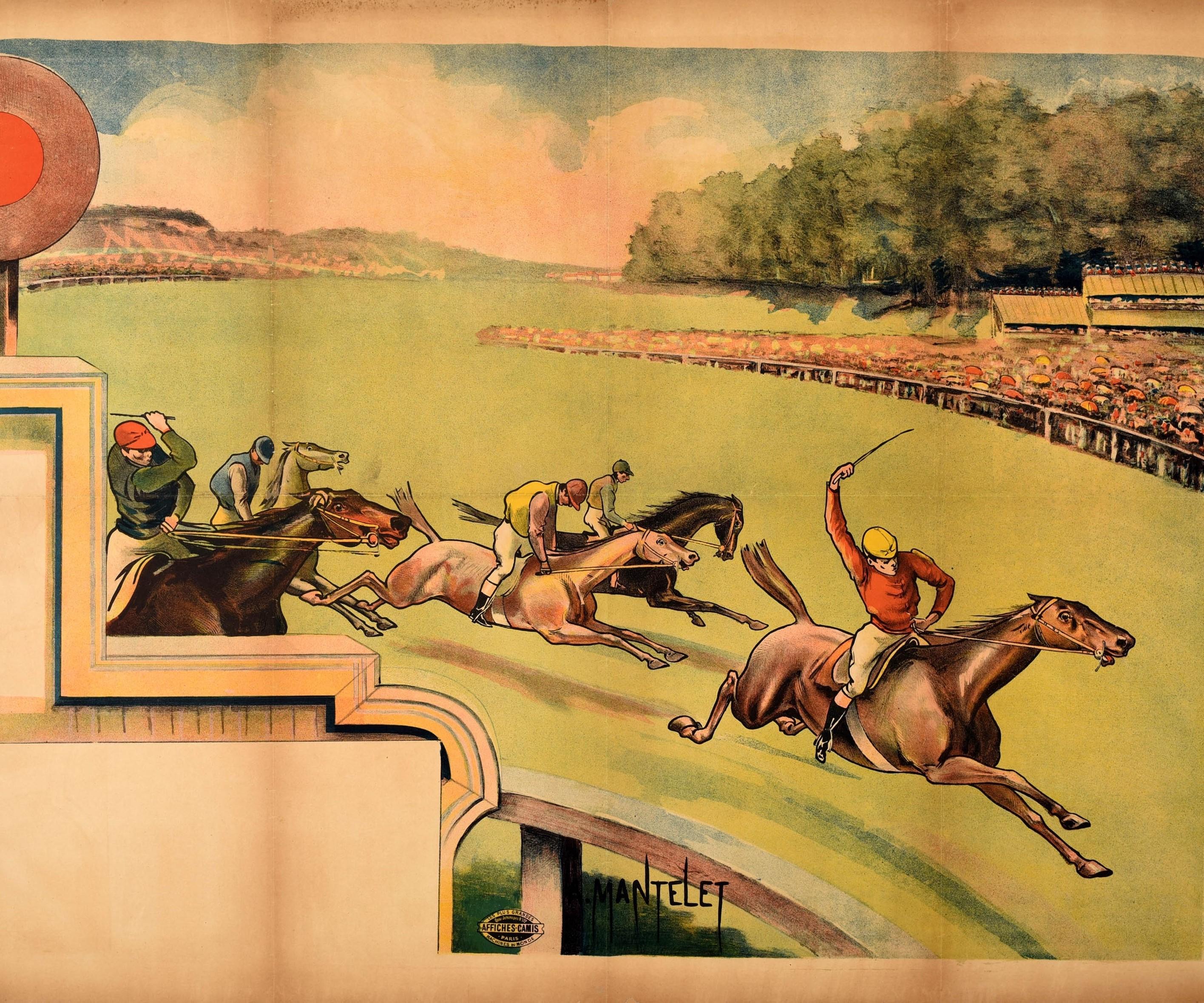 Originales antikes Reitsportplakat für Pferderennen mit einer Illustration des Malers Albert Mantelet (Albert Mantelet-Goguet; 1858-1958), die Jockeys zeigt, die mit ihren Pferden auf einer flachen Grasbahn um eine Kurve in Richtung Ziel reiten,
