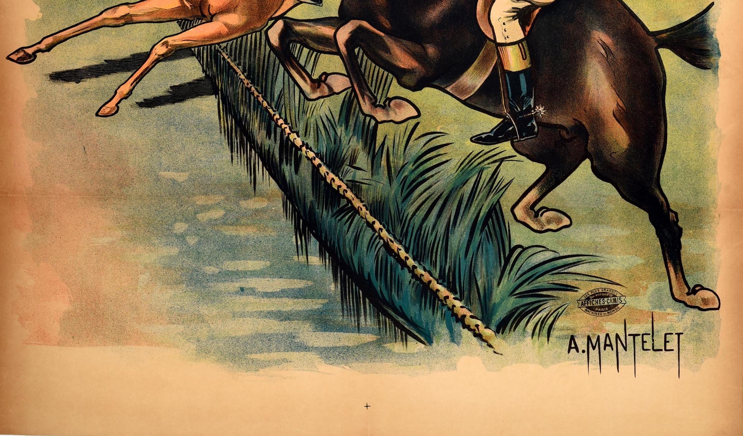 Originales antikes Reitsportplakat für Pferderennen mit einer Illustration von Jockeys auf Pferden, die über einen Zaun und Wasser springen, von dem Maler Albert Mantelet (Albert Mantelet-Goguet; 1858-1958), einem Affiches-Camis-Stempel aus Paris