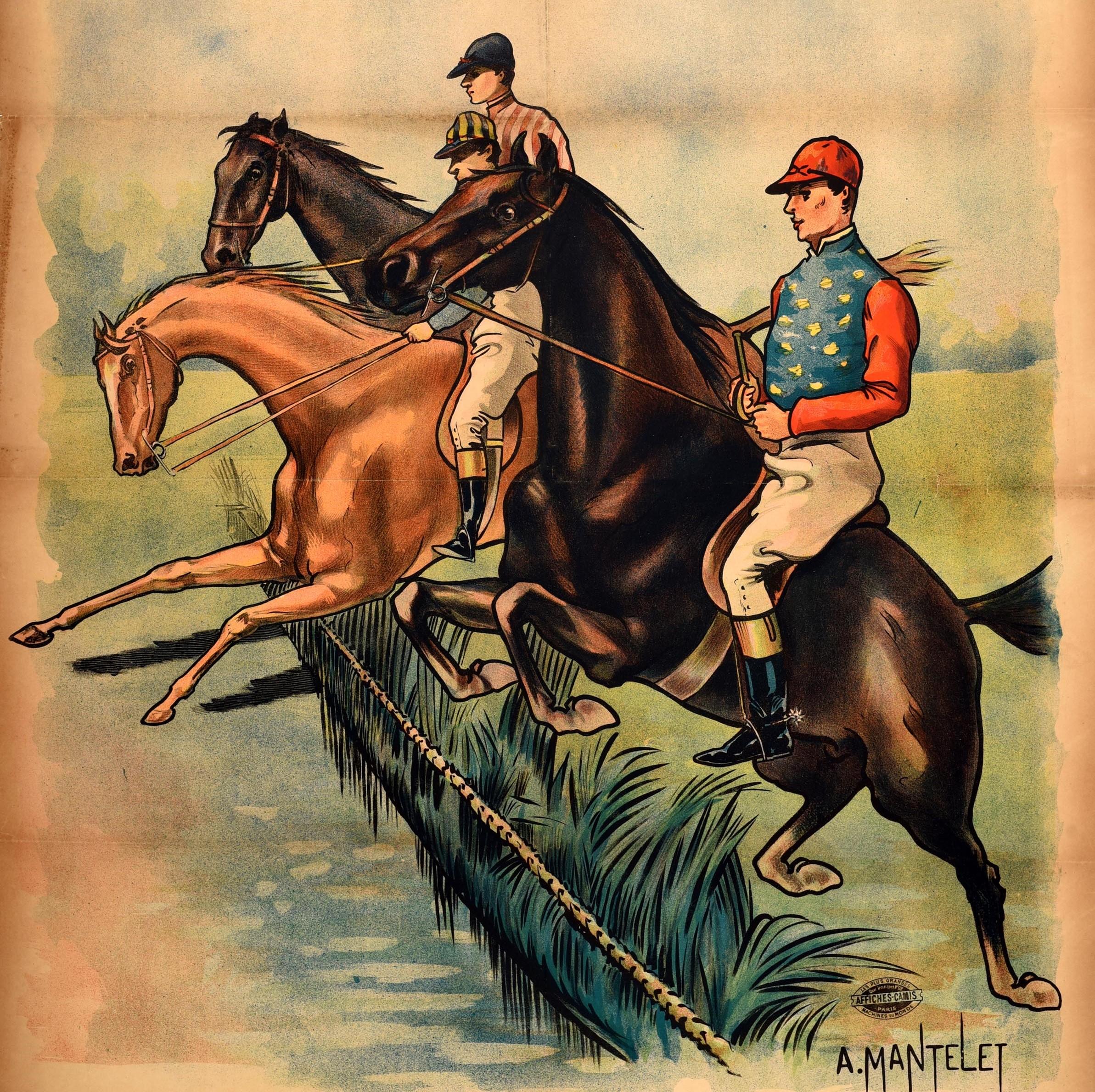 Antico manifesto sportivo equestre originale per le corse di cavalli con un'illustrazione di fantini che cavalcano cavalli saltando un recinto e acqua del pittore Albert Mantelet (Albert Mantelet-Goguet; 1858-1958), un timbro Affiches Camis Paris e