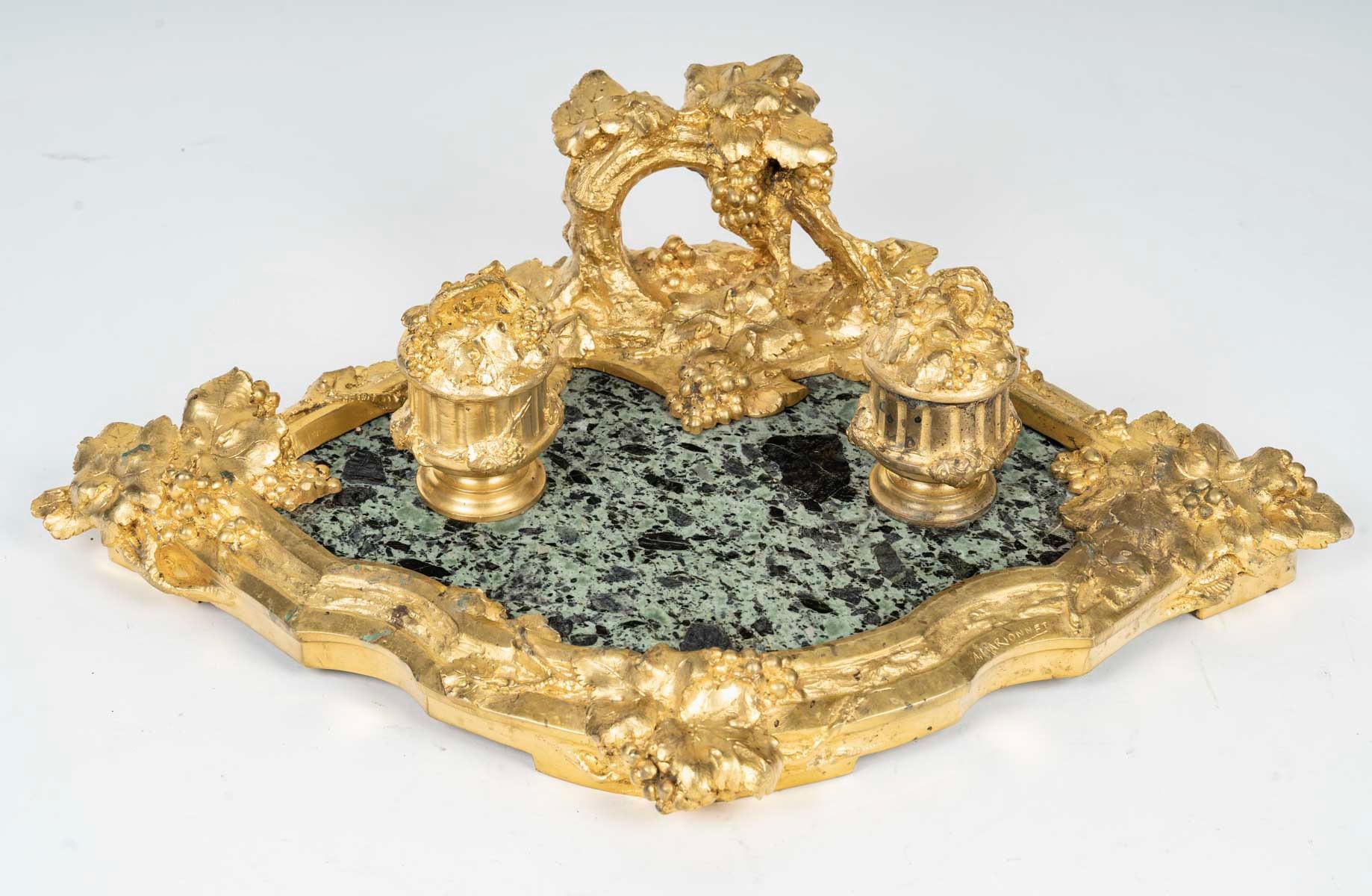 Albert Marionnet (1852-1910), 
Grande calamaio naturalistico Belle-Epoque, circa 1900
In bronzo dorato e cesellato con decorazione naturalistica di viti, la tavola di marmo verde che sostiene due vasi coperti che scoprono i contenitori di inchiostro