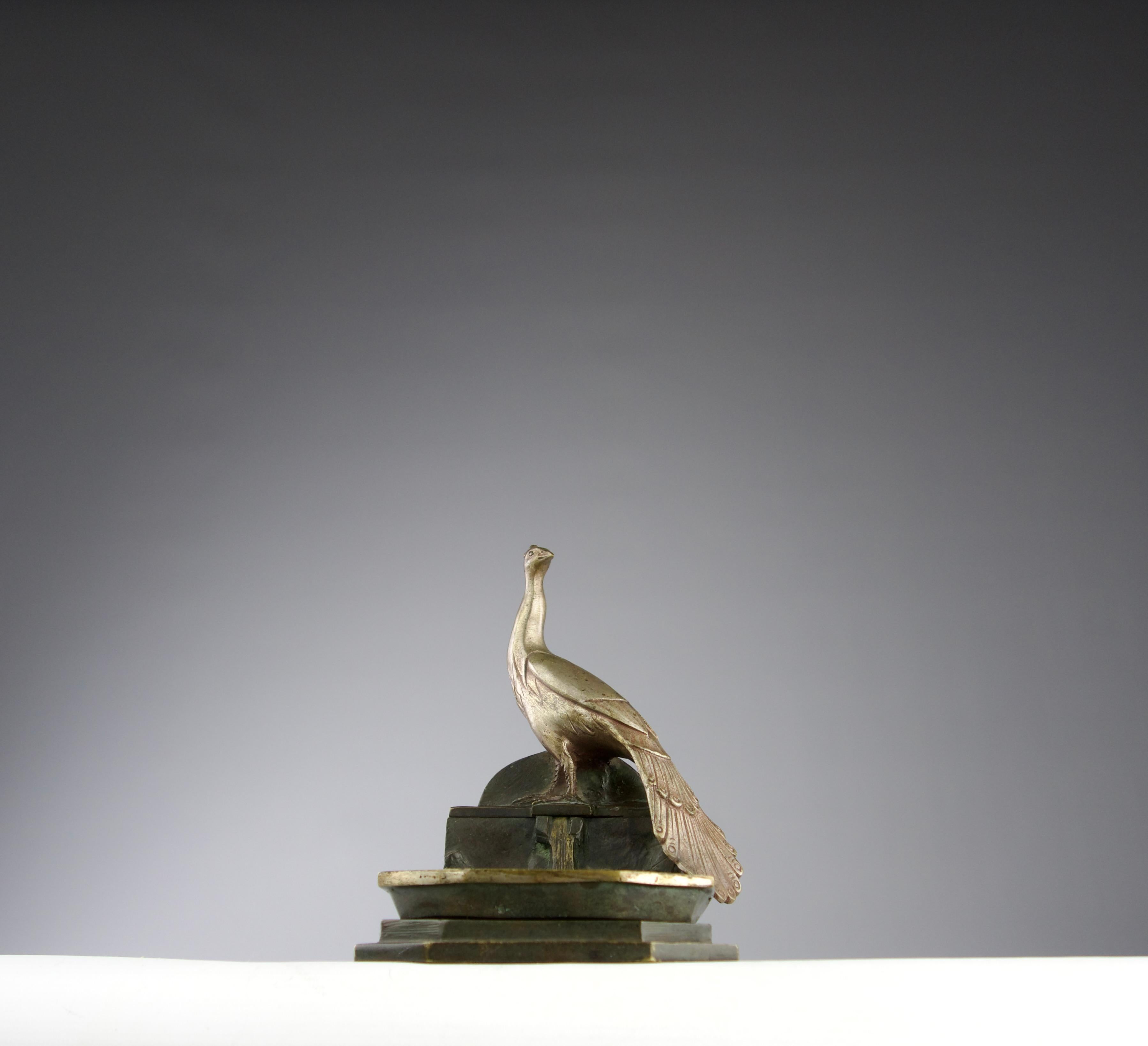 Beau et rare réceptacle sculptural art nouveau d'Albert Marionnet en bronze doré, argenté et patiné. Représentation d'un paon au sommet d'une fontaine. Signé par l'artiste sur plusieurs parties de l'œuvre.

En très bon état, oxydation du