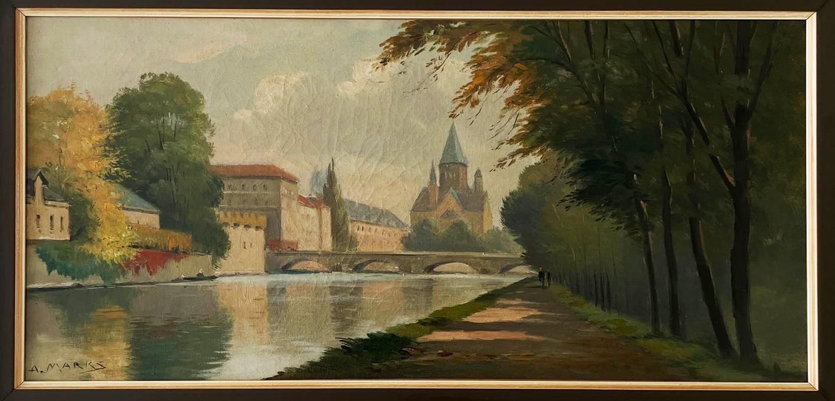 Eine wunderschön komponierte Landschaft in Öl auf Leinwand, signiert vom Künstler Albert Marks in der unteren linken Ecke. Diese ruhige und stimmungsvolle Ansicht zeigt einen malerischen Uferweg, der zu einer charmanten europäischen Stadt führt,