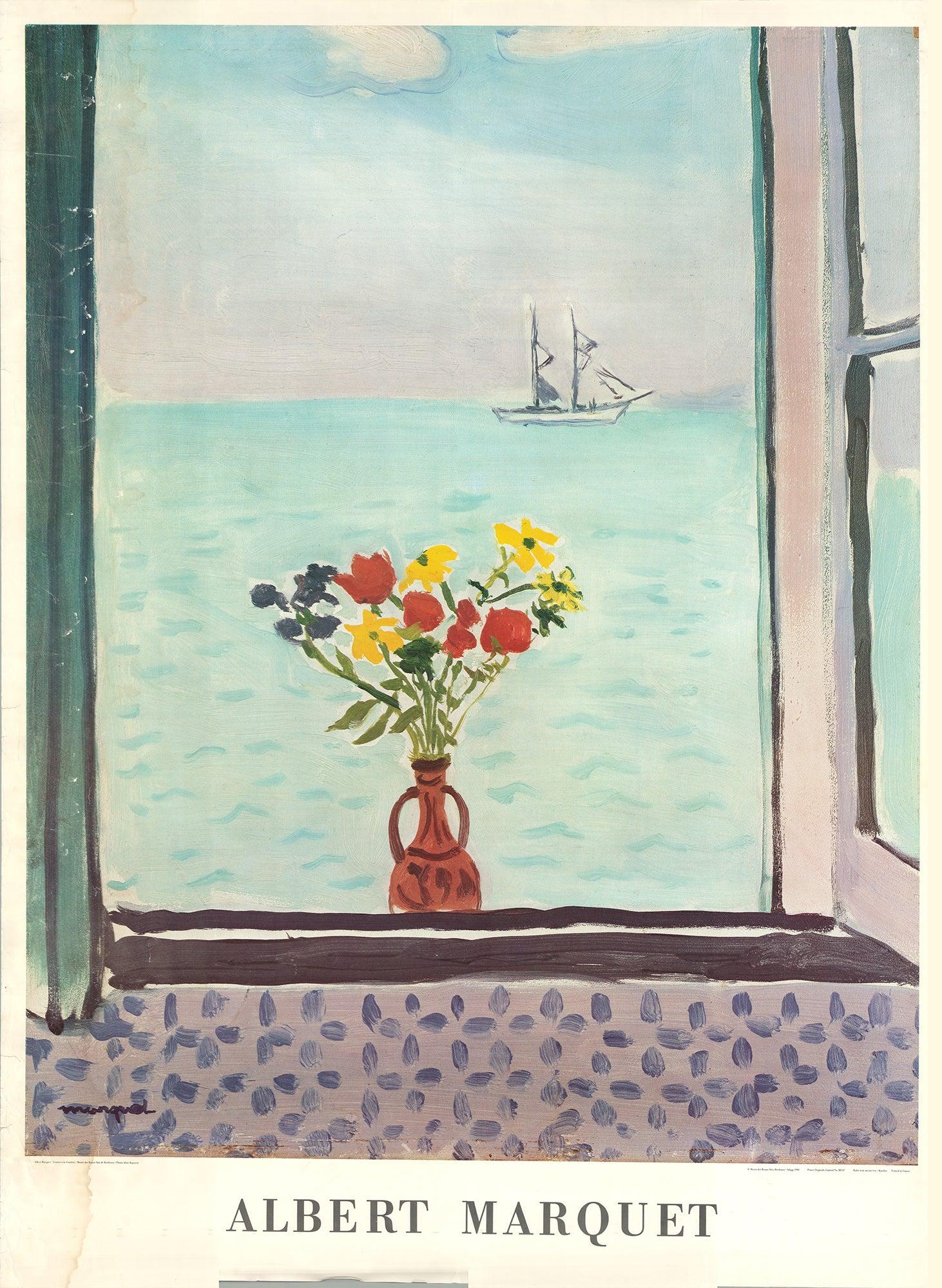 La "Fenêtre à la Goulette" de Albert Marquet, pintada en 1926, capta una escena serena vista a través de una ventana abierta. En primer plano, un jarrón rebosante de flores vibrantes descansa en el alféizar de la ventana. Más allá, se extienden las