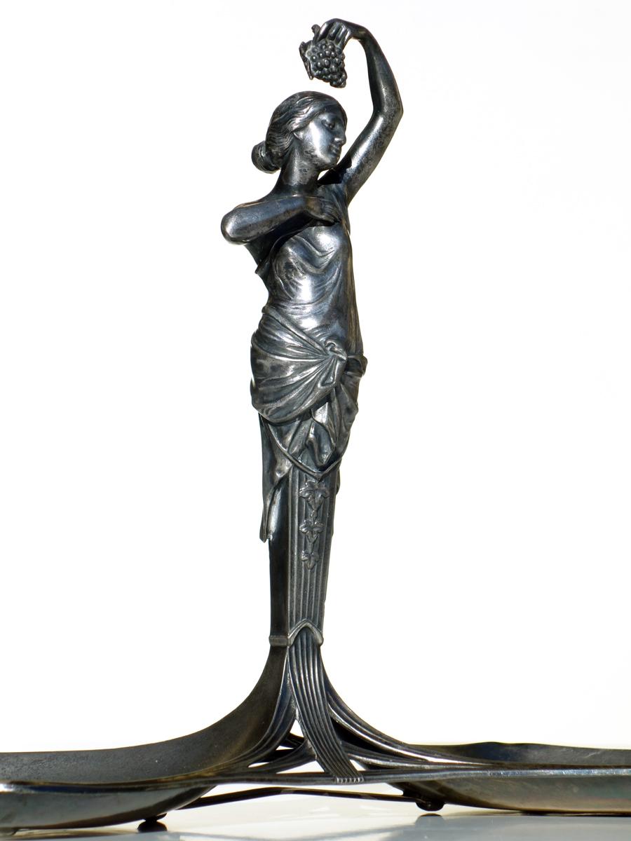 Allemand Albert Mayer WMF Art Nouveau Début 1900 Figure féminine en métal argenté en vente