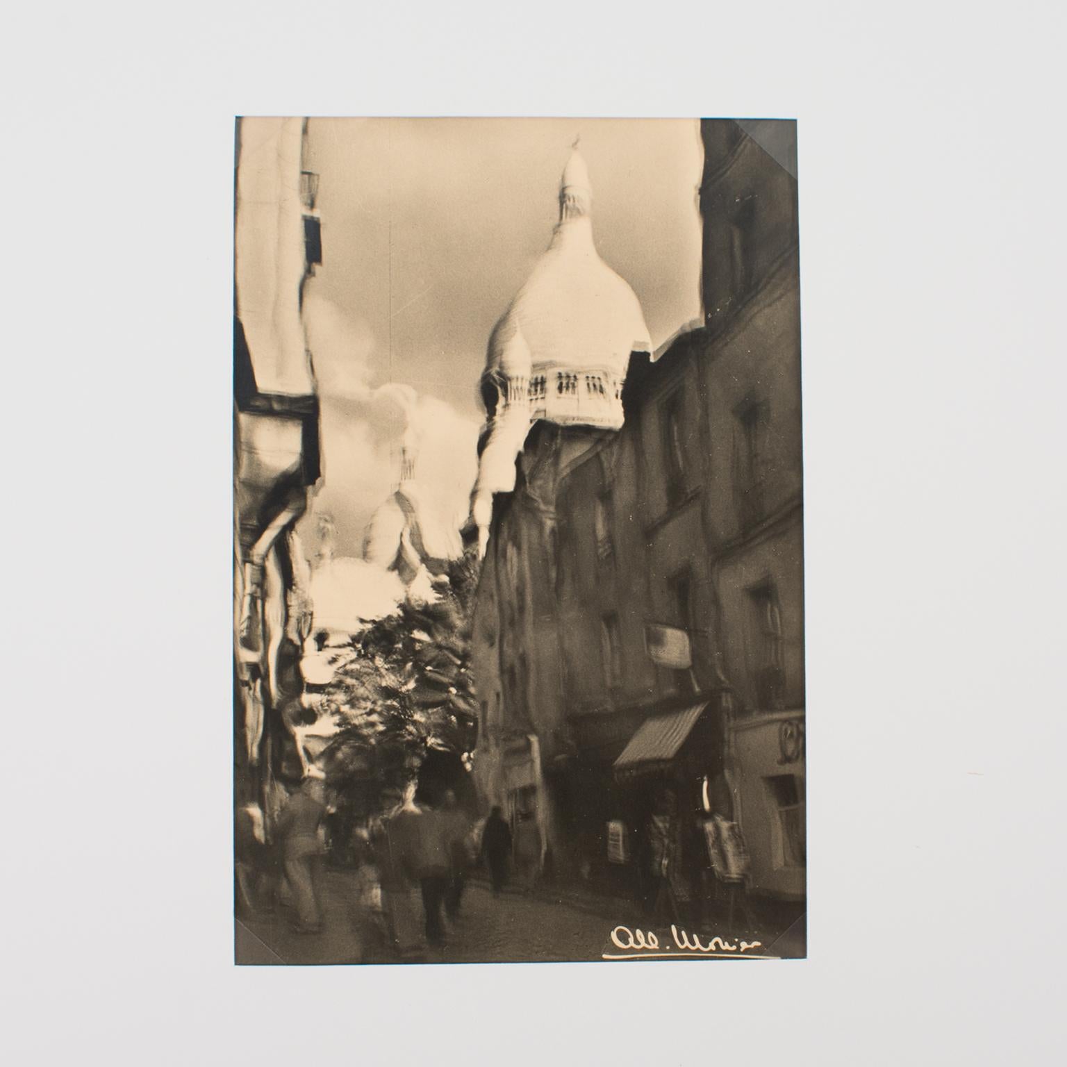 Montmartre District in Paris, Schwarz-Weiß-Postcard mit Originalfotografie – Photograph von Albert Monier
