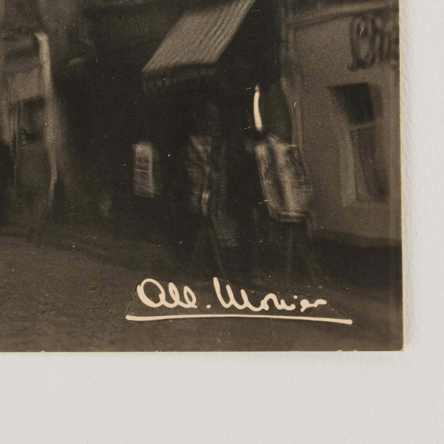 Eine Original-Silbergelatine-Schwarzweißfotografie-Postkarte von Albert Monier. Artistische Ansicht des Viertels Montmartre in Paris, 1955. Im Hintergrund ist die Kuppel der Basilika Sacré-Coeur zu sehen.
Merkmale:
Original-Postkarte mit