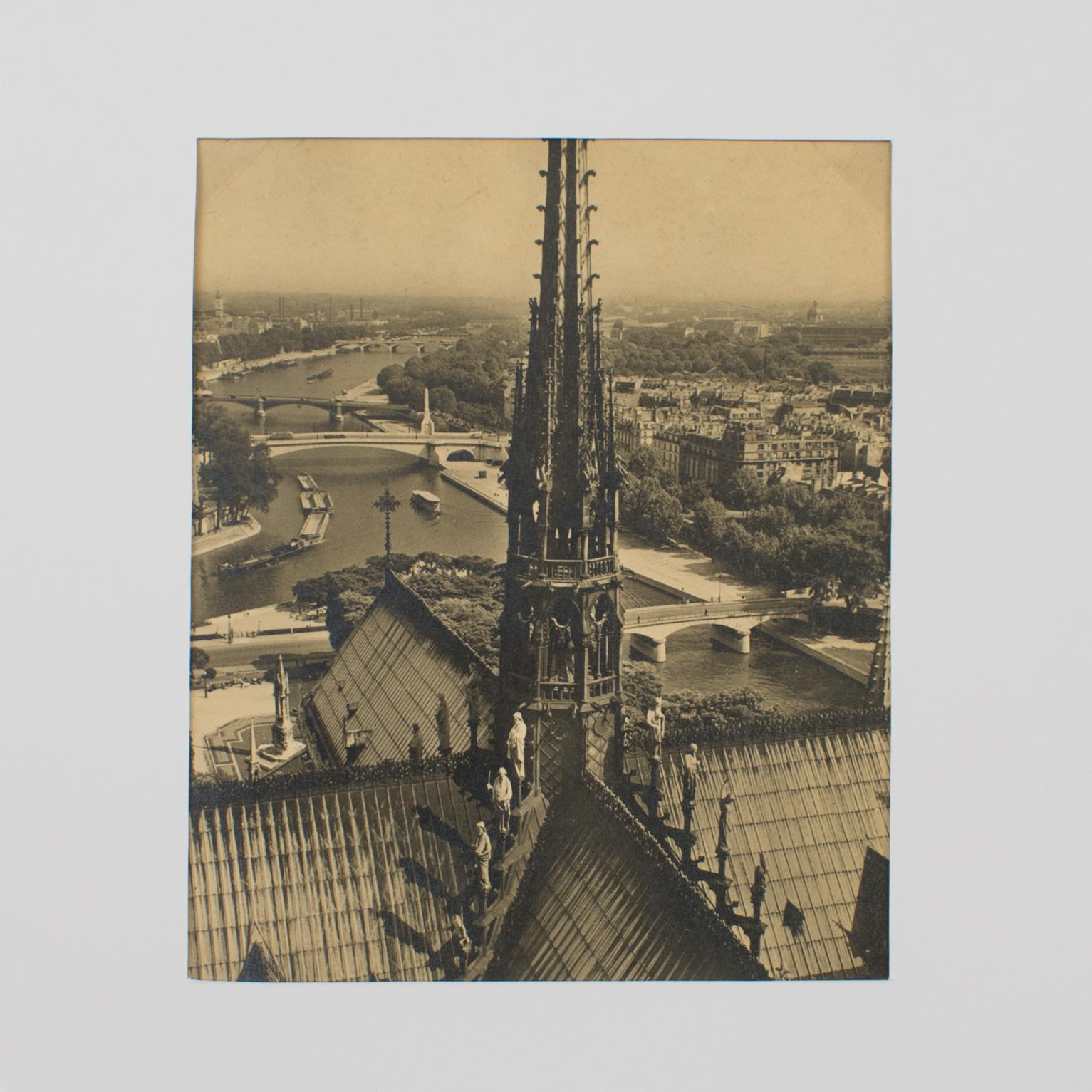 Cathédrale Notre-Dame de Paris, carte postale photographique originale en noir et blanc en vente 1