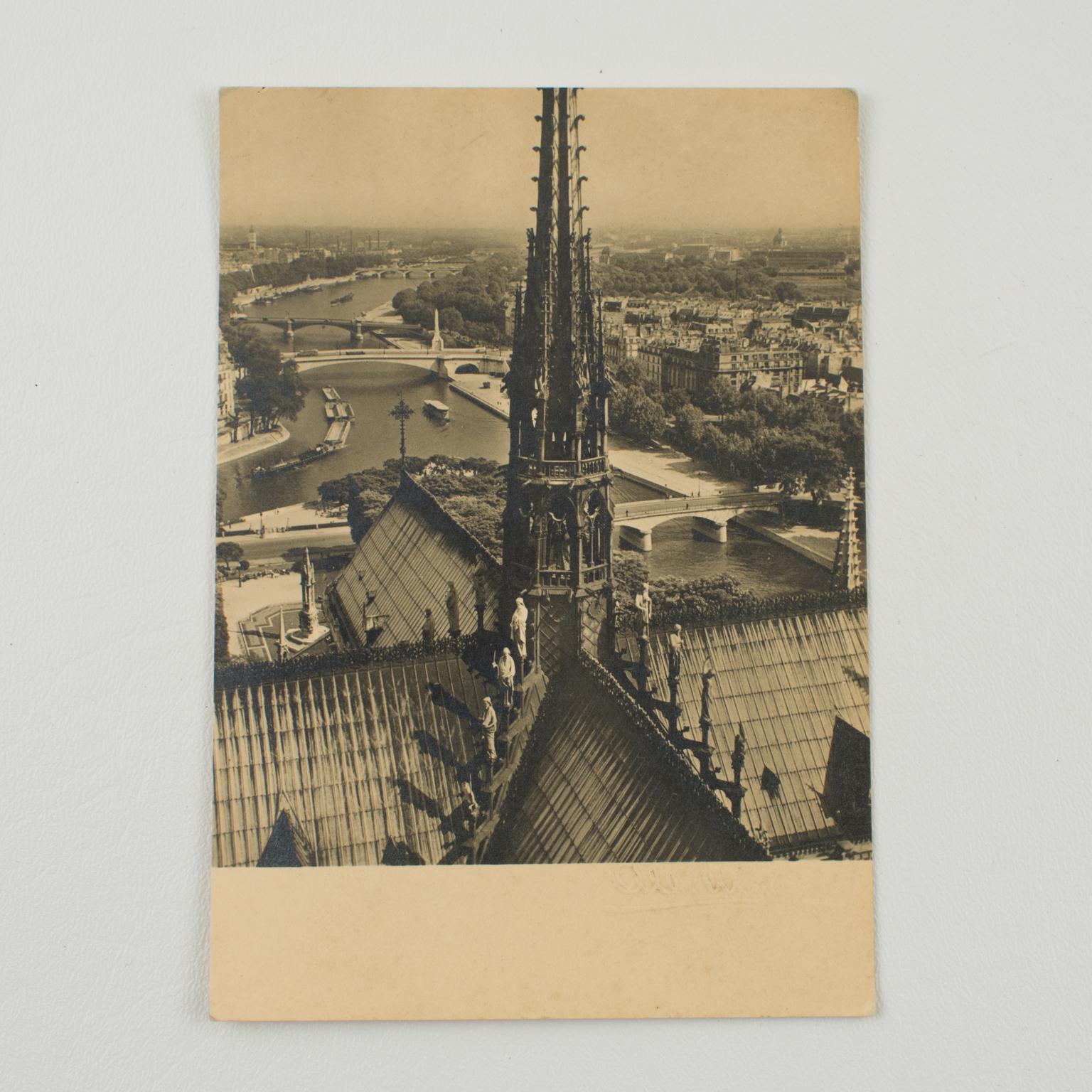 Cathédrale Notre-Dame de Paris, carte postale photographique originale en noir et blanc en vente 2