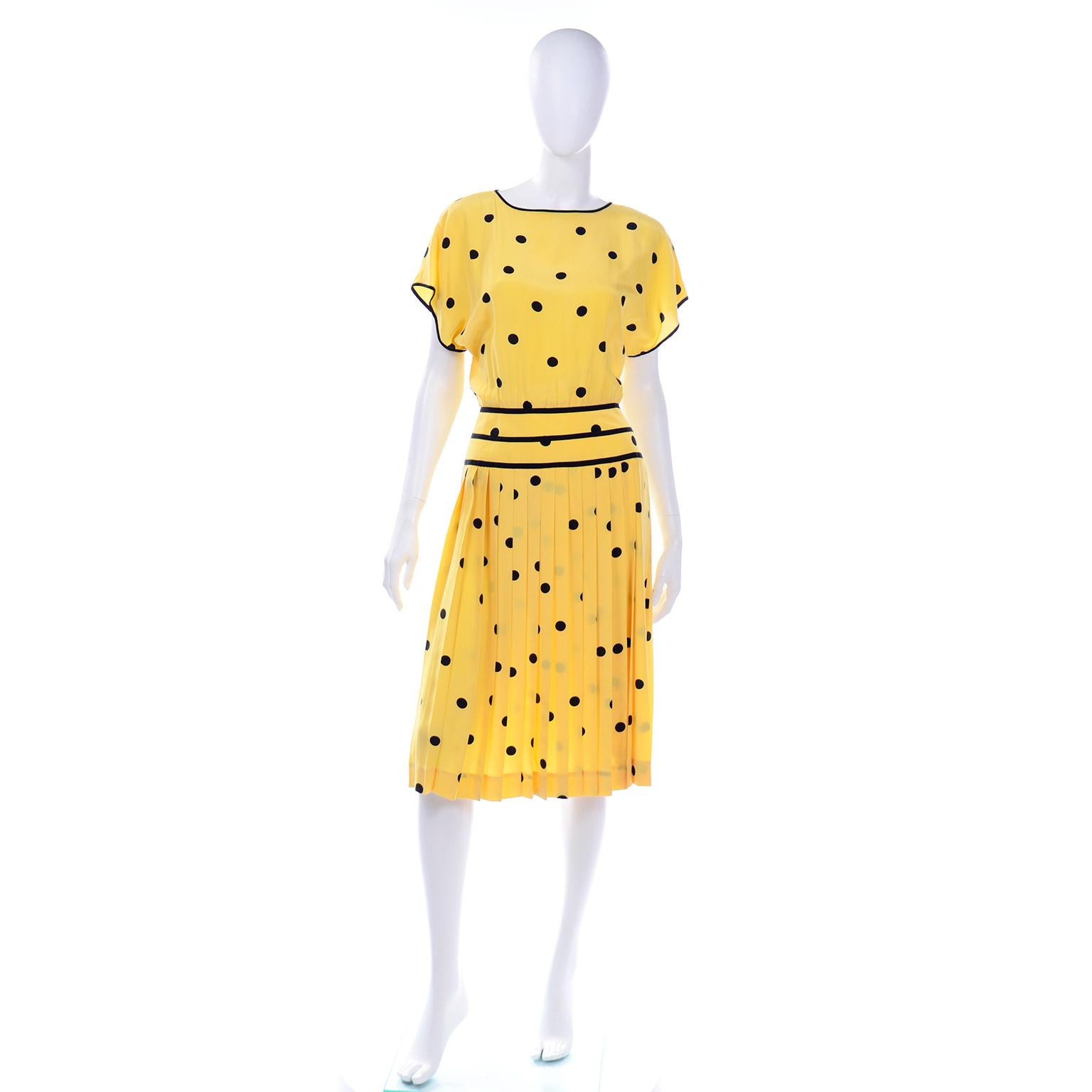 Voici une très jolie robe vintage à manches courtes d'Albert Nipon, en soie jaune luxueuse à pois noirs. Nous adorons les robes vintage Albert Nipon et la qualité des tissus et des imprimés utilisés. Pearl, la femme d'Albert, était la styliste de la
