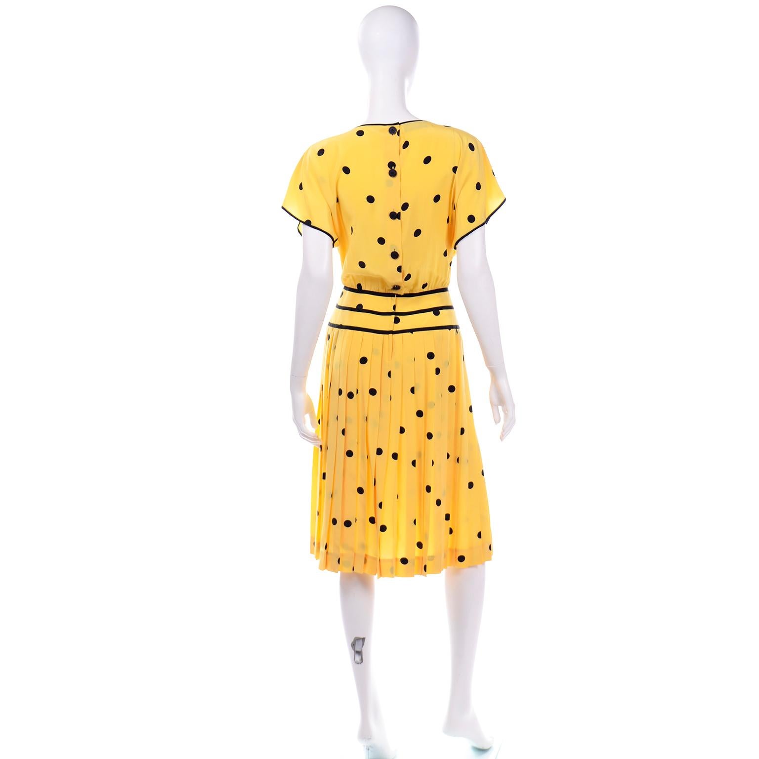 Robe vintage en soie jaune à pois noirs Albert Nipon Boutique Excellent état - En vente à Portland, OR