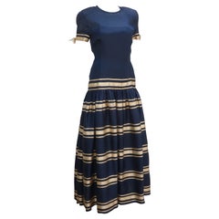 Albert Nipon - Vestito da sera in organza di seta blu navy con fiocchi dorati, anni '80