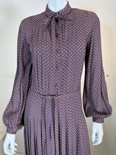 Albert Nipon Ciruela con Gris Mini Círculos Falda Plisada Vestido Camisero Años 70