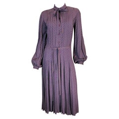 Albert Nipon Plum mit grauen Minikreisen und plissiertem Rock und Hemdblusenkleid 1970er