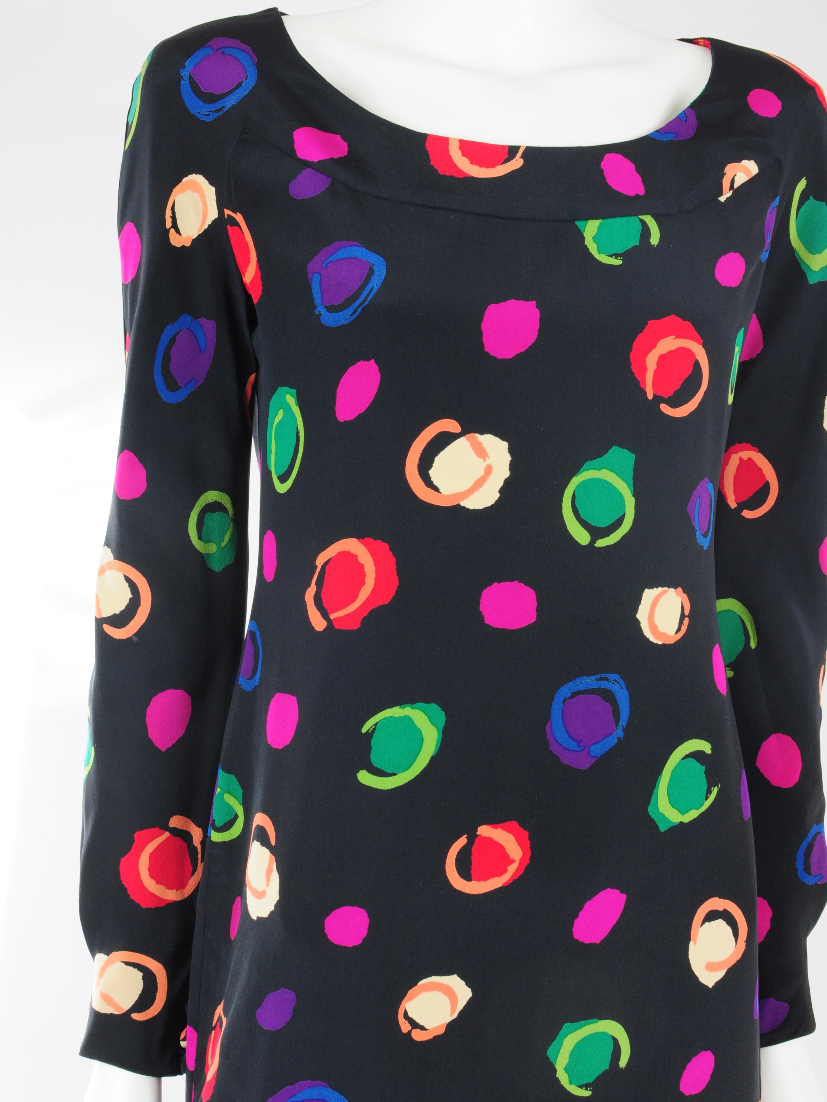 ITEM DESCRIPTION
Vintage silk pencil dress with multicolour dots by Albert Nipon from the 1980s. Features an above knee length, round neckline and button details on the sleeves. It is both chique as fun with the dotted print being in rainbow