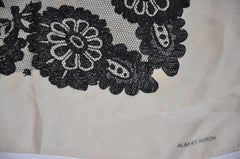 Albert Nipon Pañuelo de Seda "Encaje Francés" Maravillosamente Elegante con Bordes Marfil