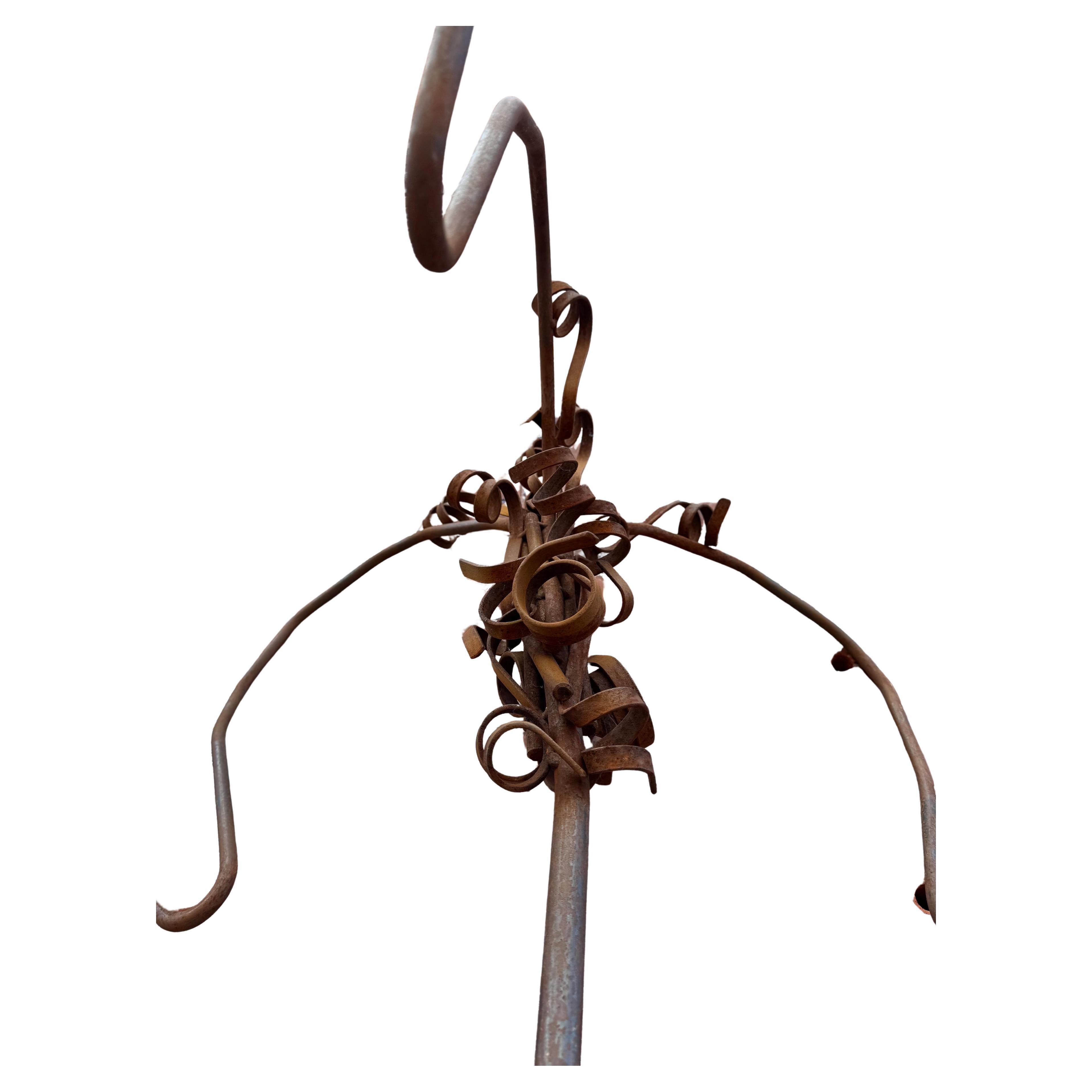Una preciosa FORJA A MANO  Se cree que la pieza de Albert Paley es de la década de 1980, producida en Rochester, NY, para una amiga de Albert que disfrutaba de su jardín.  Escultura modernista única, hecha a medida, con tres ganchos para colgar