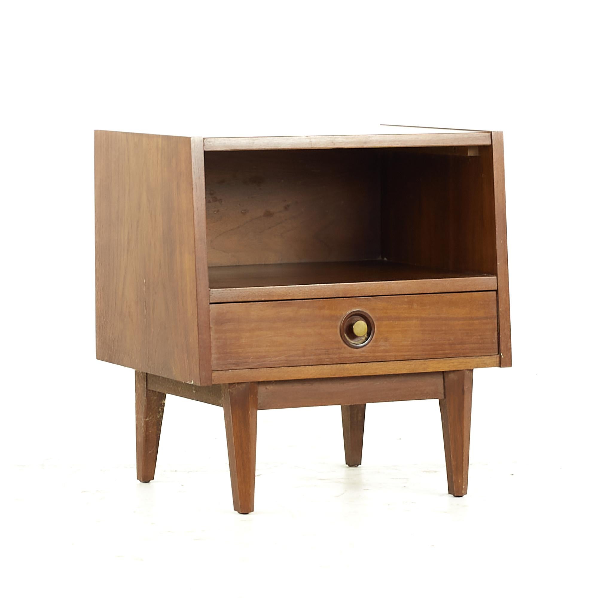 Albert Parvin American of Martinsville MCM Walnut and Brass Nightstands, Pair In Good Condition For Sale In Countryside, IL