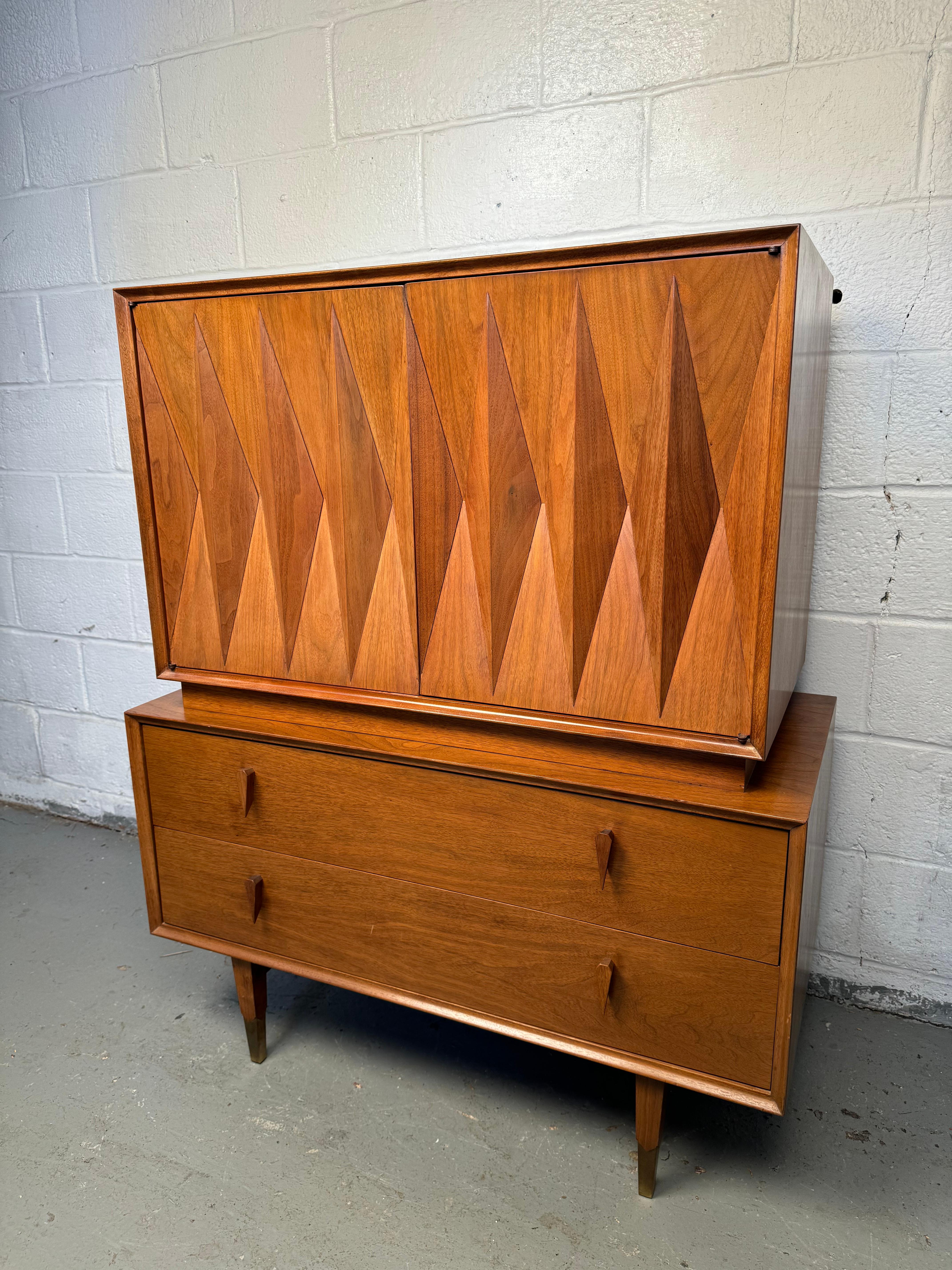 Albert Parvin for American of Martinsville Mid-Century Walnut Highboy Dresser In Good Condition For Sale In Brooklyn, NY
