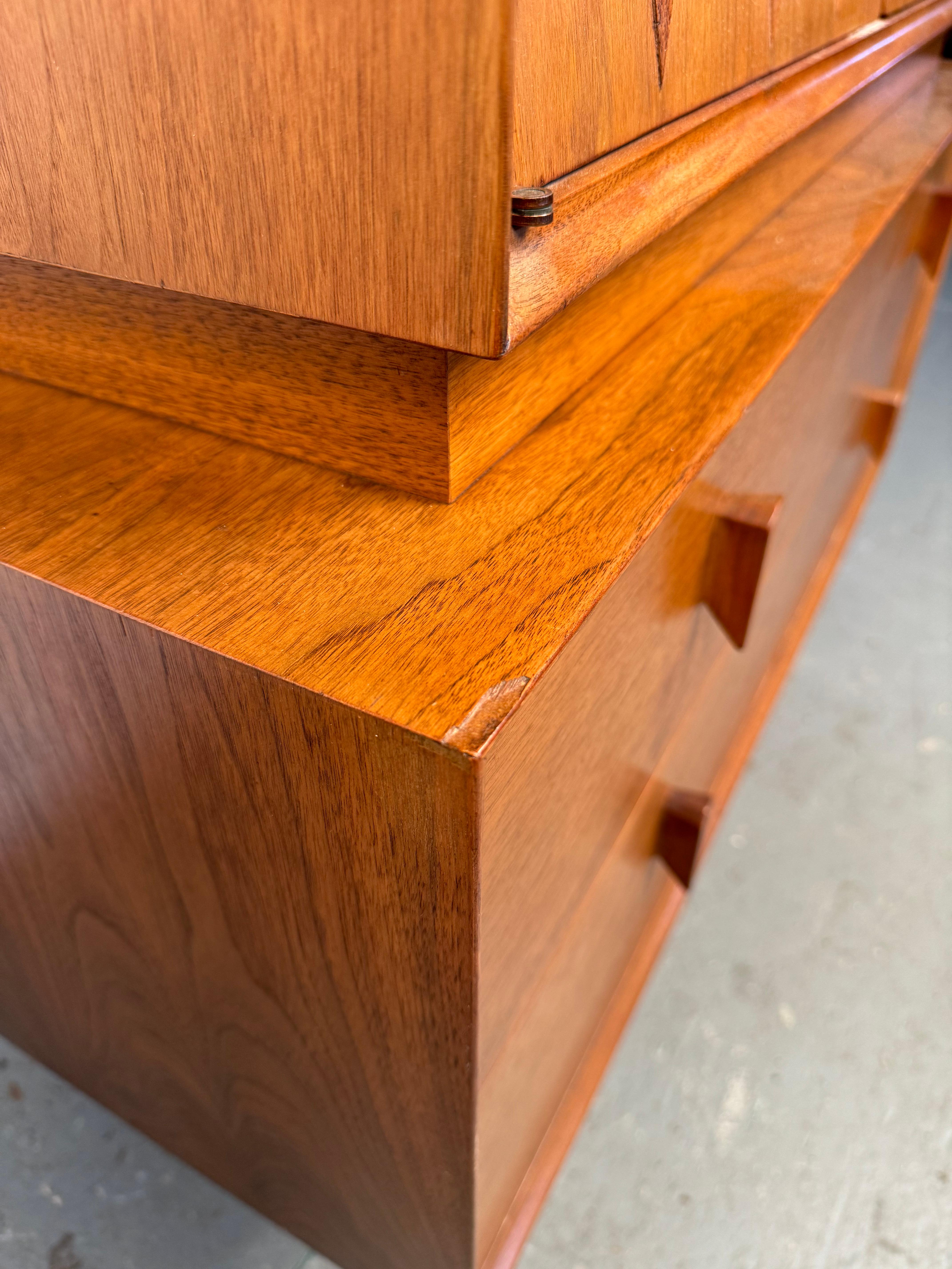 Albert Parvin for American of Martinsville Mid-Century Walnut Highboy Dresser For Sale 1
