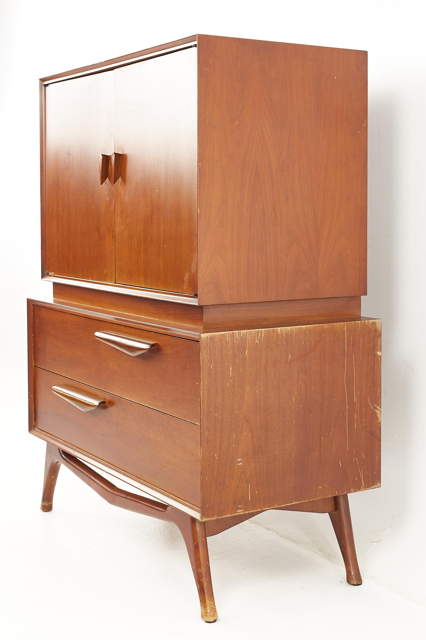 Albert Parvin Style Mid Century Walnut Gentlemans Highboy Dresser In Good Condition For Sale In Countryside, IL