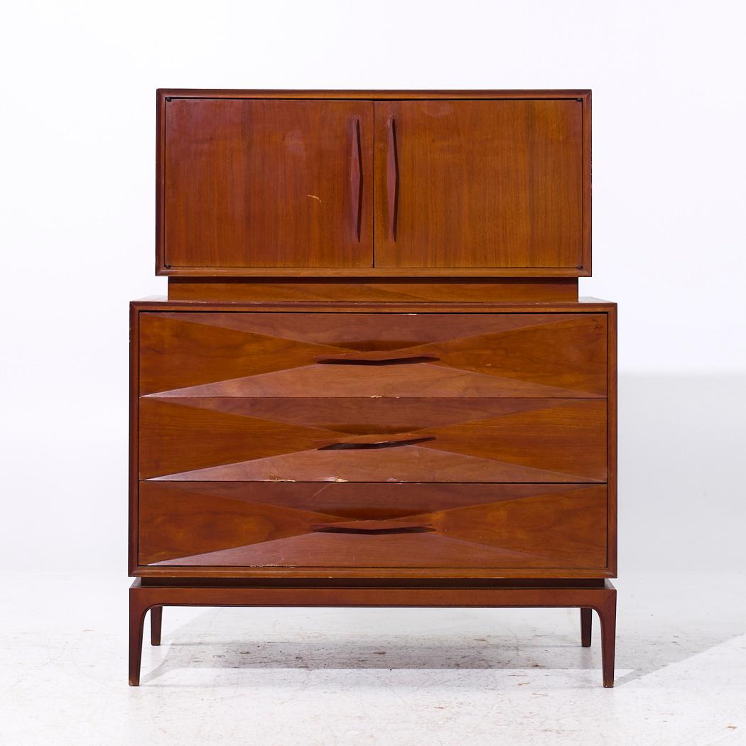 Comò Highboy in stile Albert Parvin, metà del secolo scorso, in legno di noce

Le misure di questo damerino sono: 40 di larghezza x 19 di profondità x 49,25 di altezza

Tutti i mobili possono essere acquistati in quello che noi chiamiamo stato