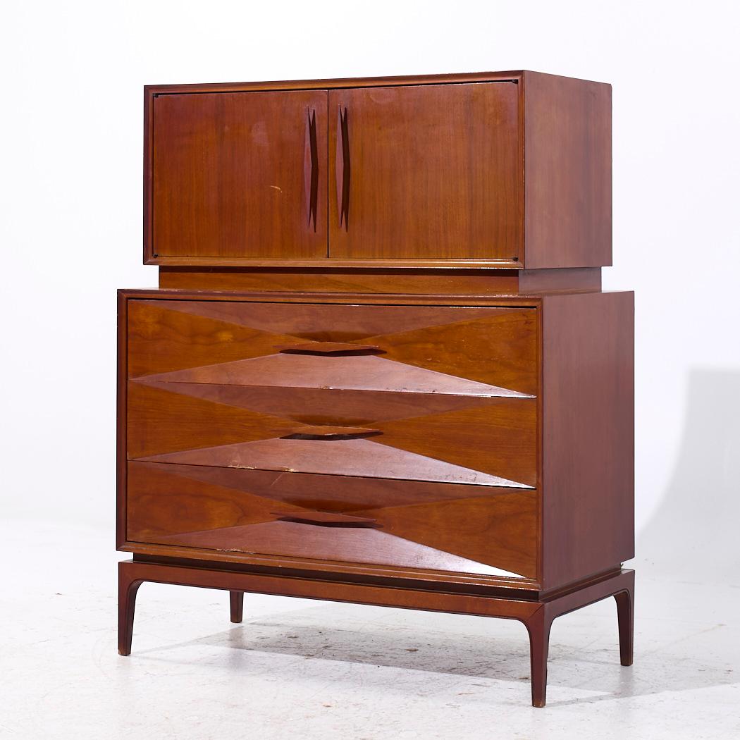 Mid-Century moderno Comò Highboy in stile Albert Parvin, metà del secolo scorso, in legno di noce in vendita