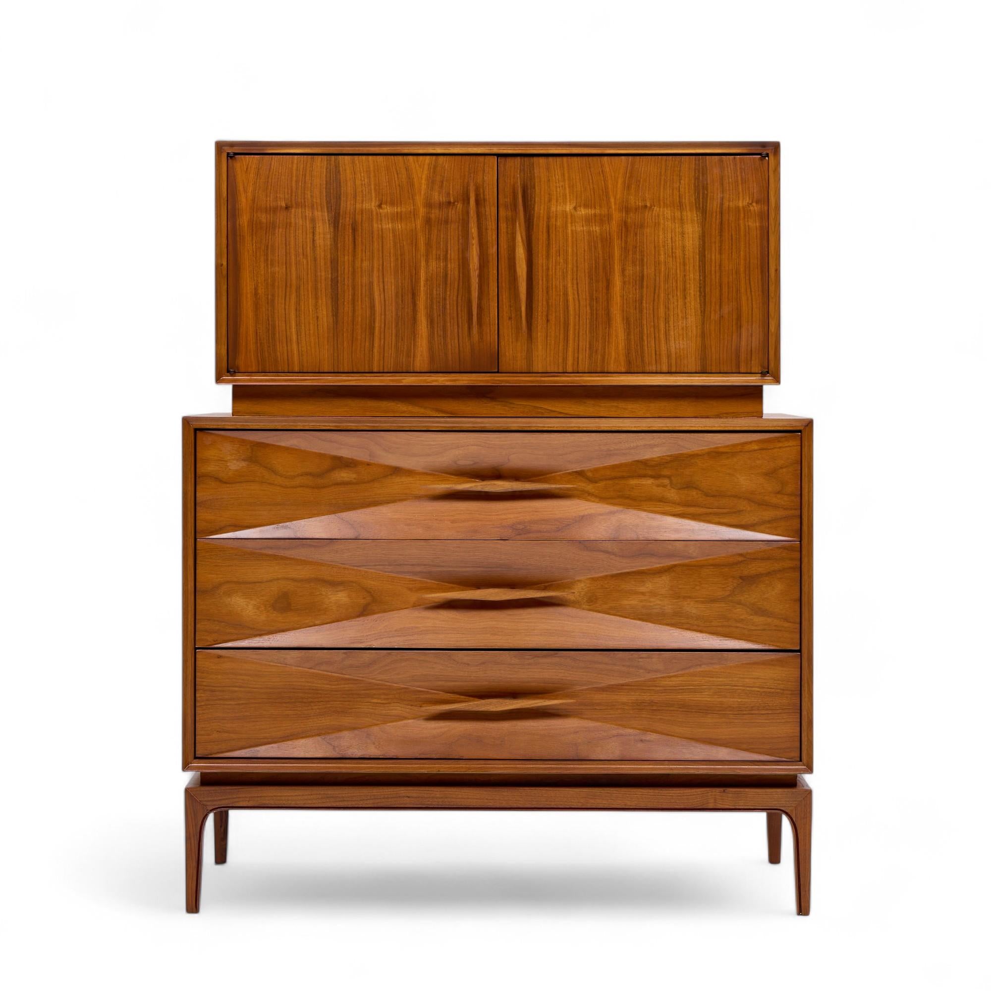 Comò Highboy in stile Albert Parvin, metà del secolo scorso, in legno di noce

Le misure di questo damerino sono: 40 di larghezza x 19 di profondità x 49,25 di altezza

Tutti i mobili possono essere acquistati in quello che noi chiamiamo stato