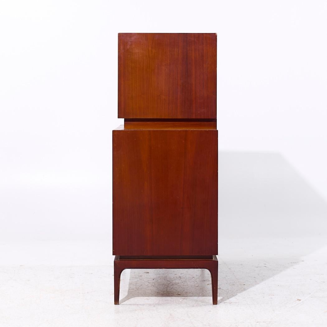 Comò Highboy in stile Albert Parvin, metà del secolo scorso, in legno di noce In condizioni buone in vendita a Countryside, IL