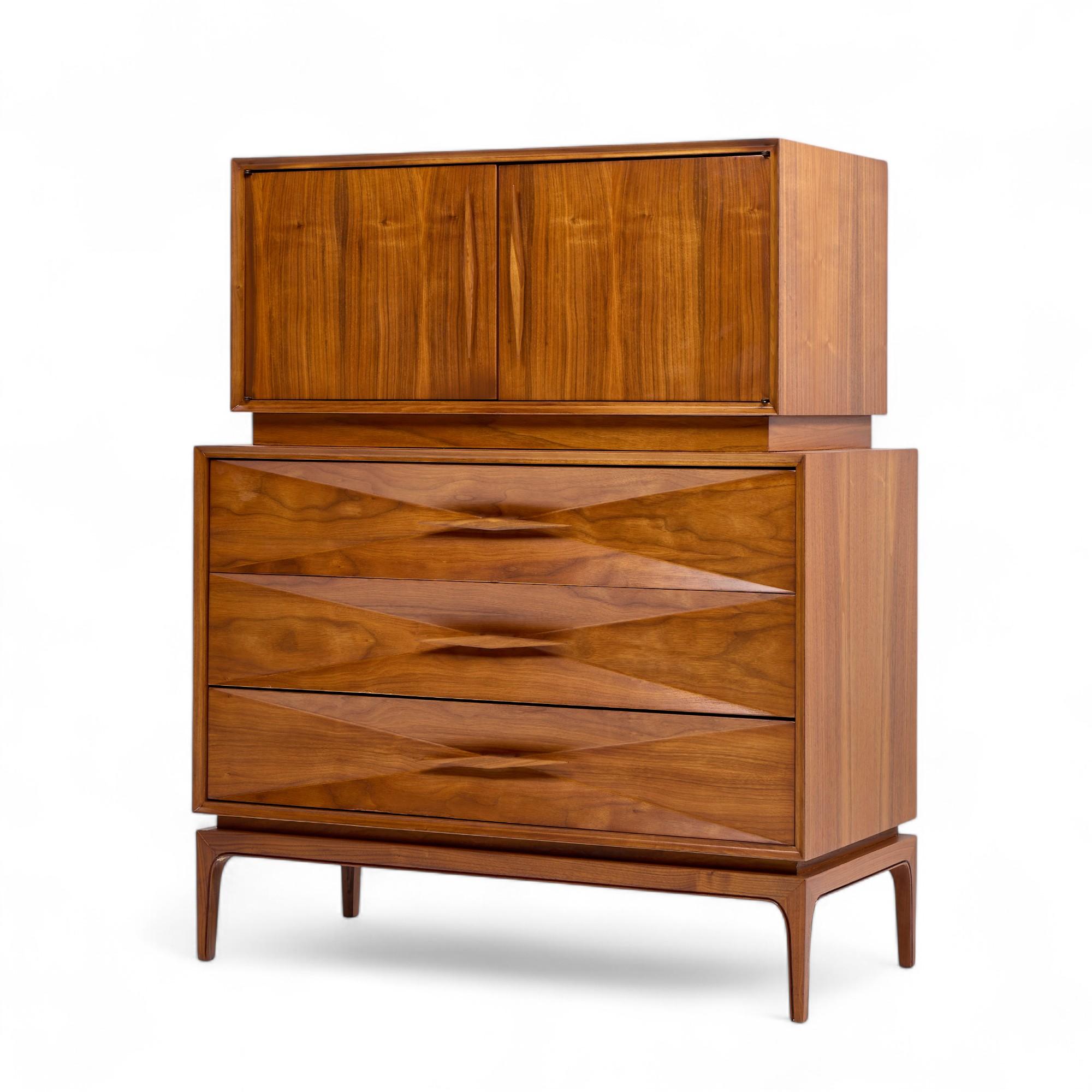 Mid-Century moderno Comò Highboy in stile Albert Parvin, metà del secolo scorso, in legno di noce in vendita