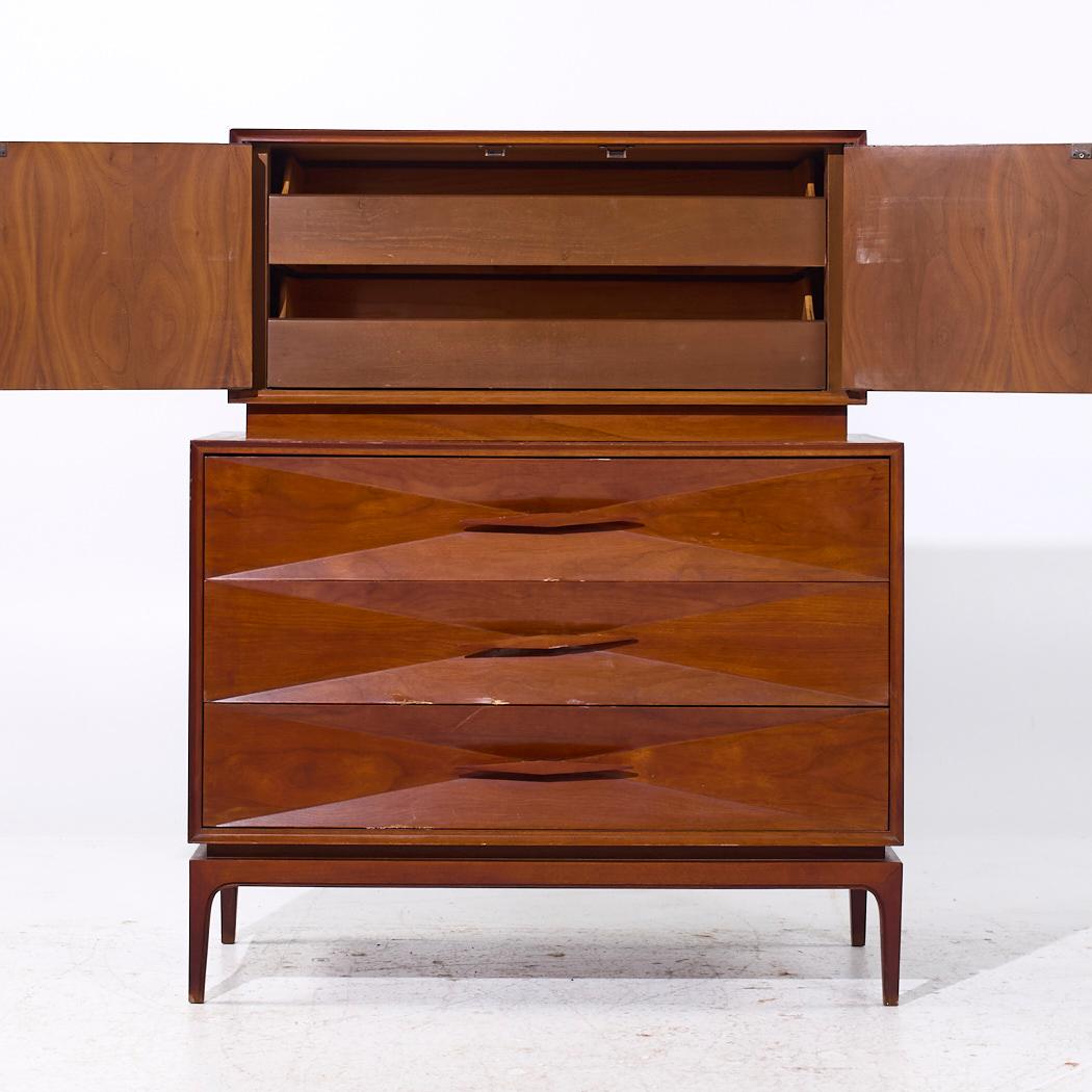 Fine XX secolo Comò Highboy in stile Albert Parvin, metà del secolo scorso, in legno di noce in vendita