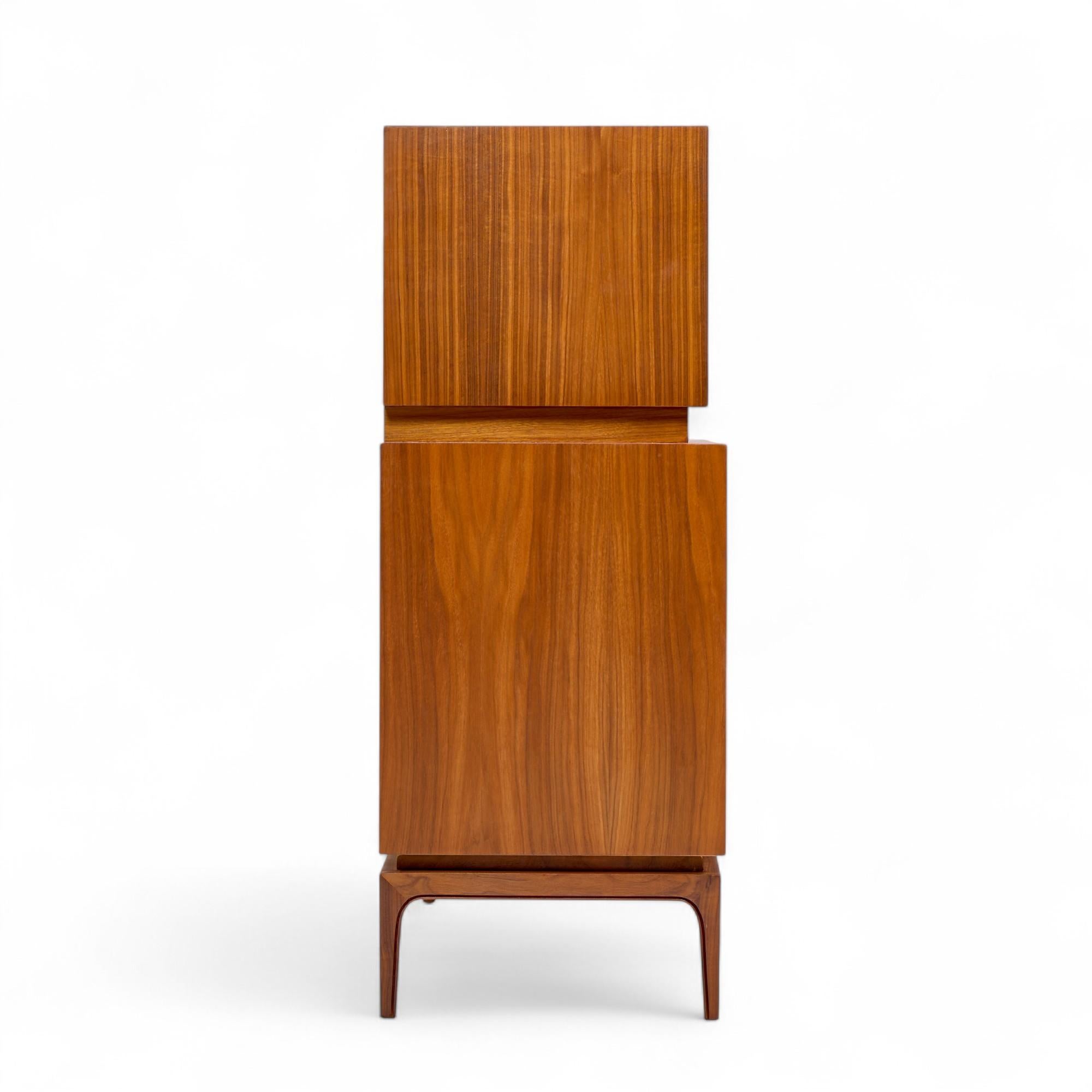 Americano Comò Highboy in stile Albert Parvin, metà del secolo scorso, in legno di noce in vendita