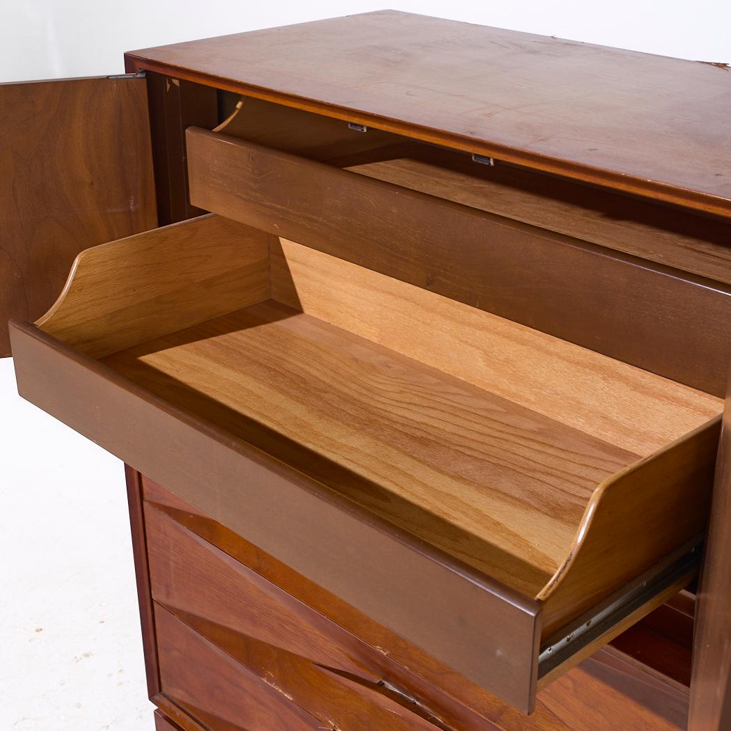 Noce Comò Highboy in stile Albert Parvin, metà del secolo scorso, in legno di noce in vendita