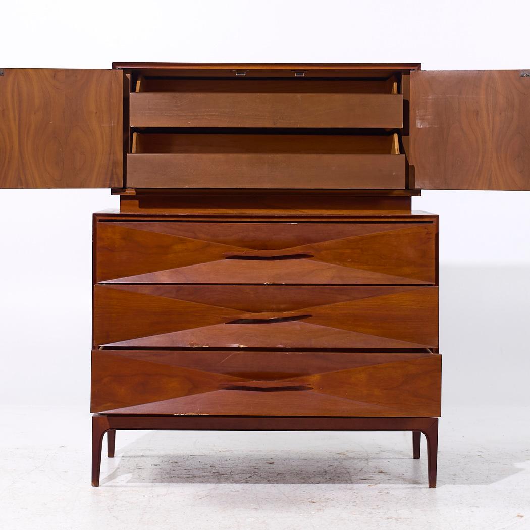 Comò Highboy in stile Albert Parvin, metà del secolo scorso, in legno di noce in vendita 1