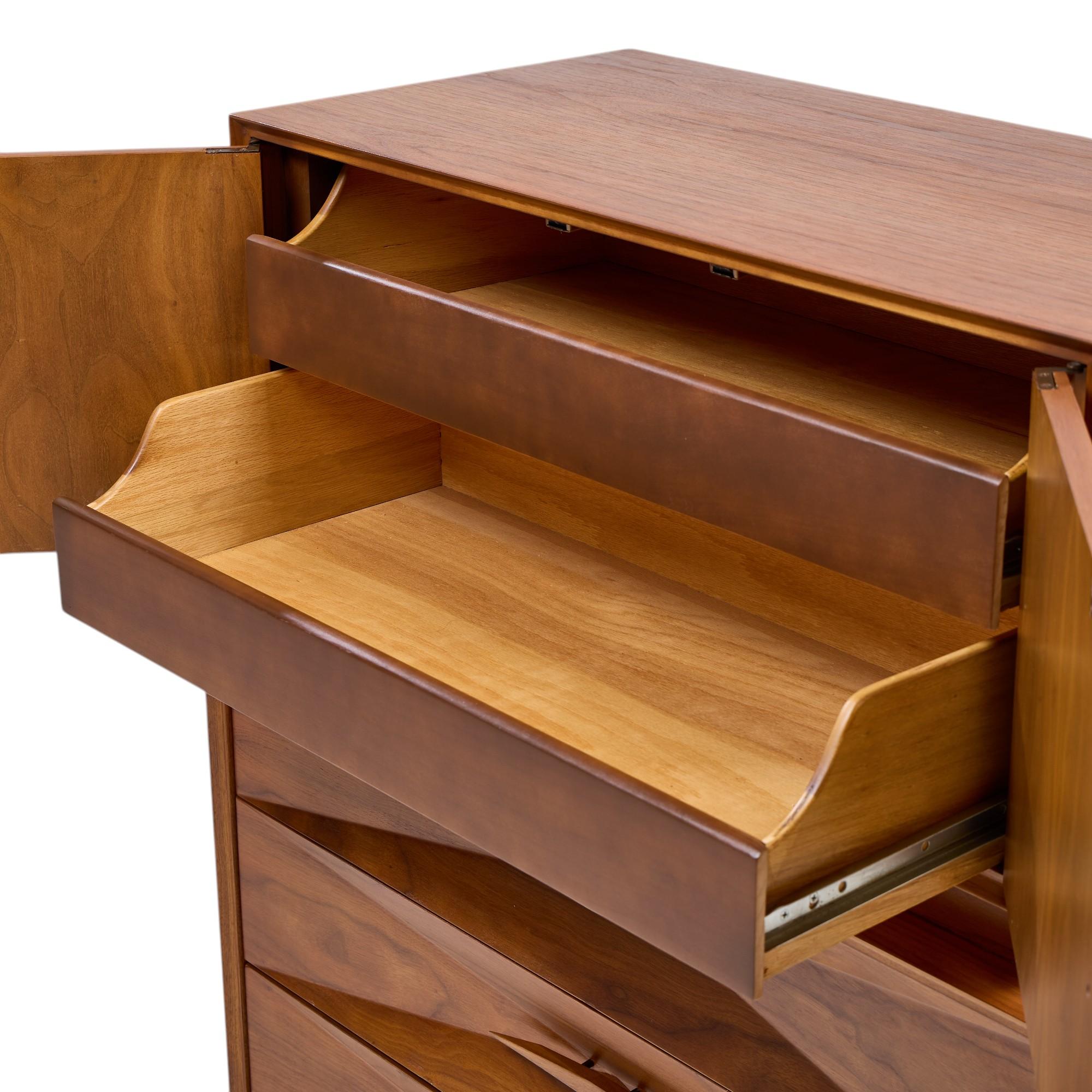 Fine XX secolo Comò Highboy in stile Albert Parvin, metà del secolo scorso, in legno di noce in vendita