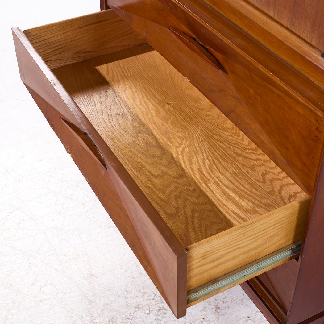 Comò Highboy in stile Albert Parvin, metà del secolo scorso, in legno di noce in vendita 2