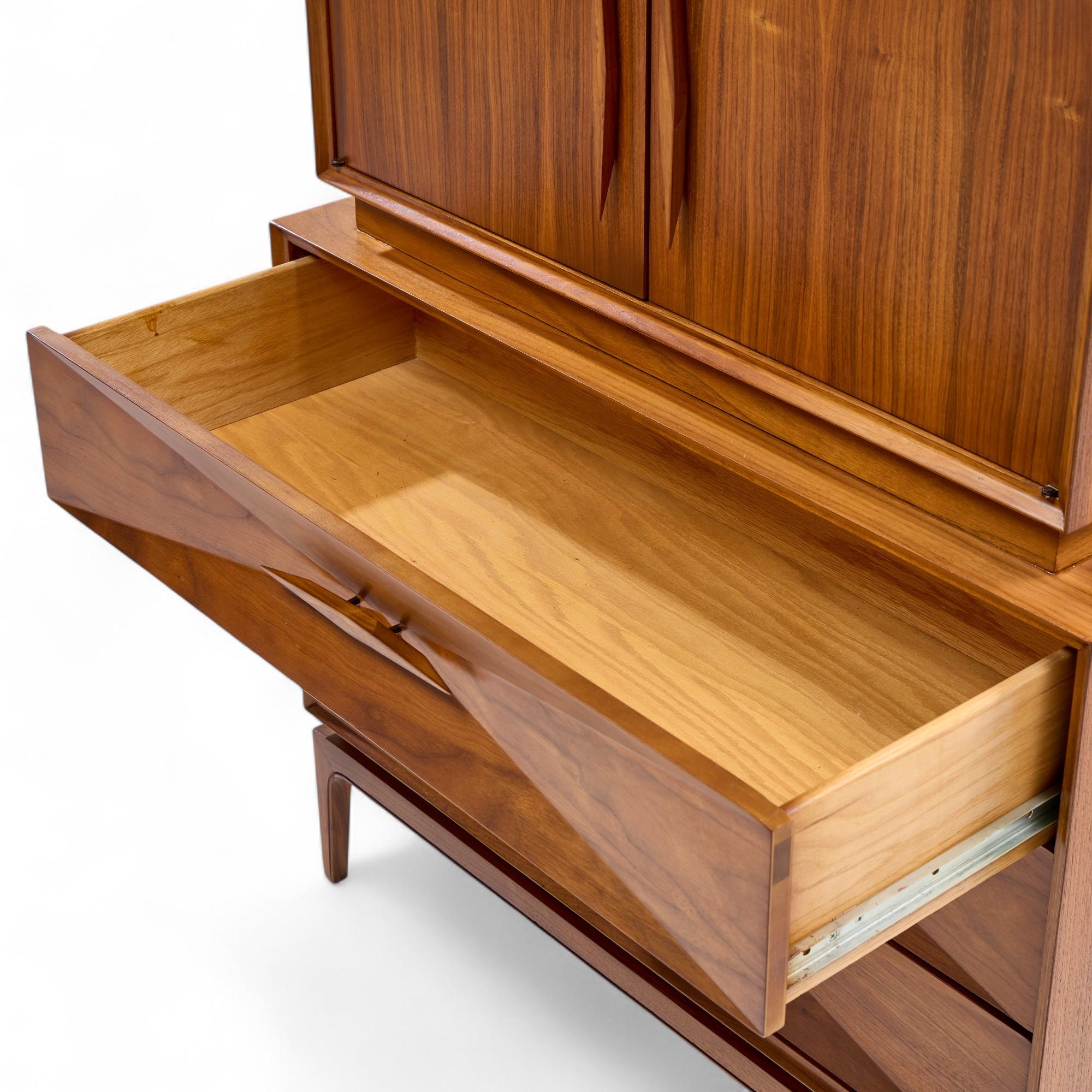 Noce Comò Highboy in stile Albert Parvin, metà del secolo scorso, in legno di noce in vendita