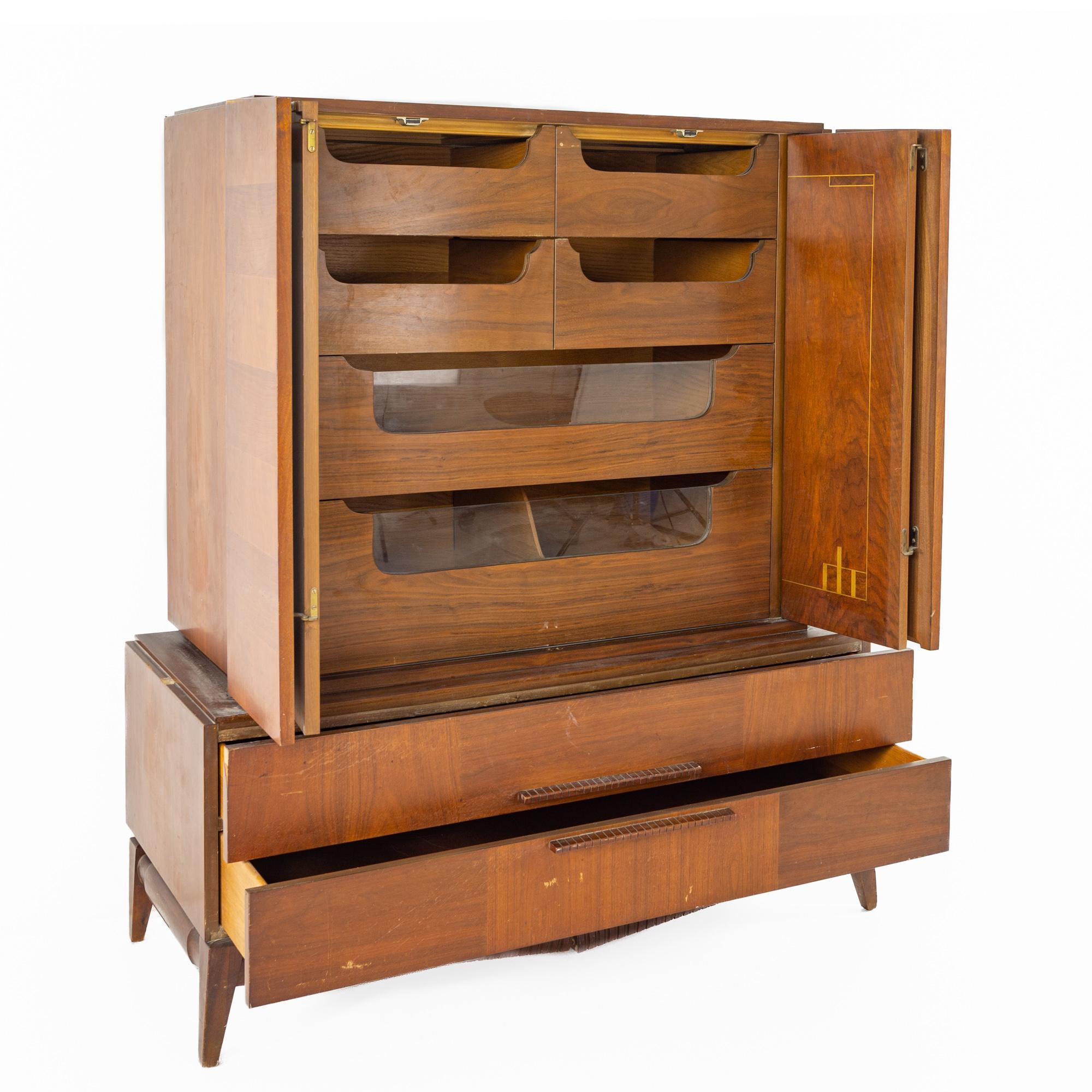 Américain Armoire commode haute pour gentleman de style Albert Parvin en noyer du milieu du siècle dernier en vente