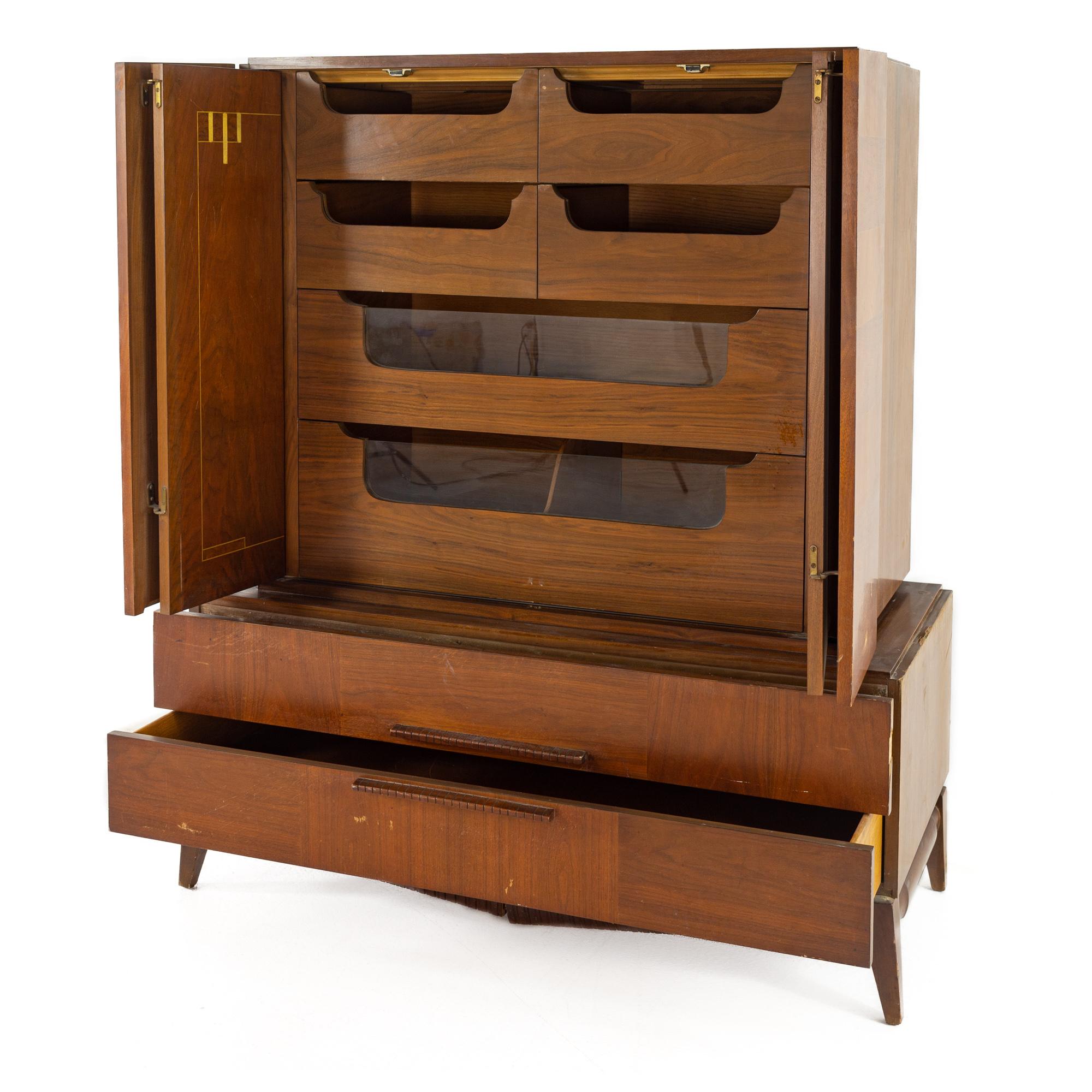 Armoire commode haute pour gentleman de style Albert Parvin en noyer du milieu du siècle dernier Bon état - En vente à Countryside, IL