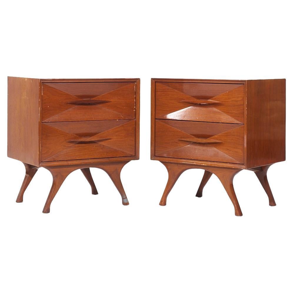 Mesillas de noche de nogal esculpido estilo Albert Parvin Roma Mid Century - Pareja